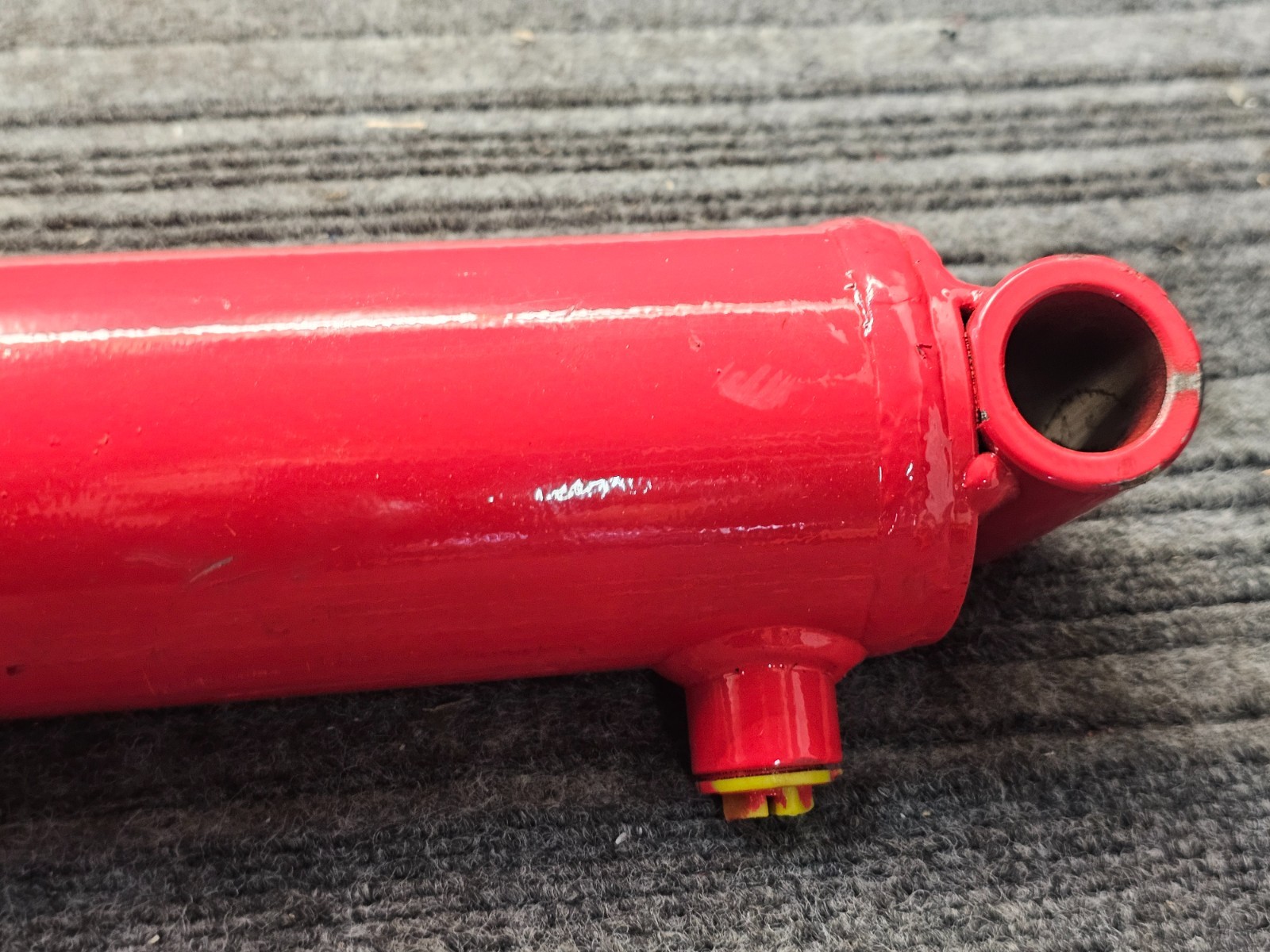 Hydraulic Welded DBL-ActingCylinder 2.89″ OD x 22″ Retracted Length x 1.26″ Rod