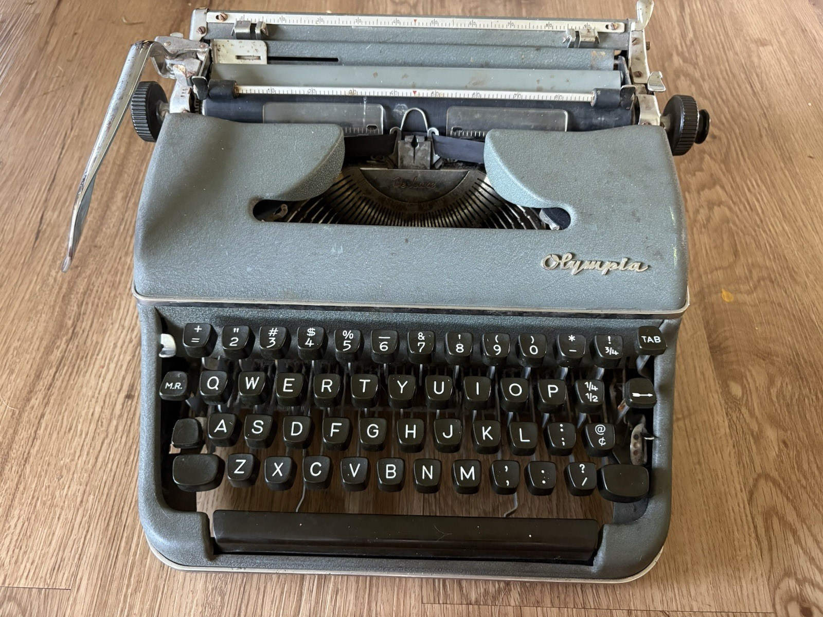 Olympia SM3 De Luxe Vintage Manual Typewriter with QWERTY Keyboard, Green. 1957.