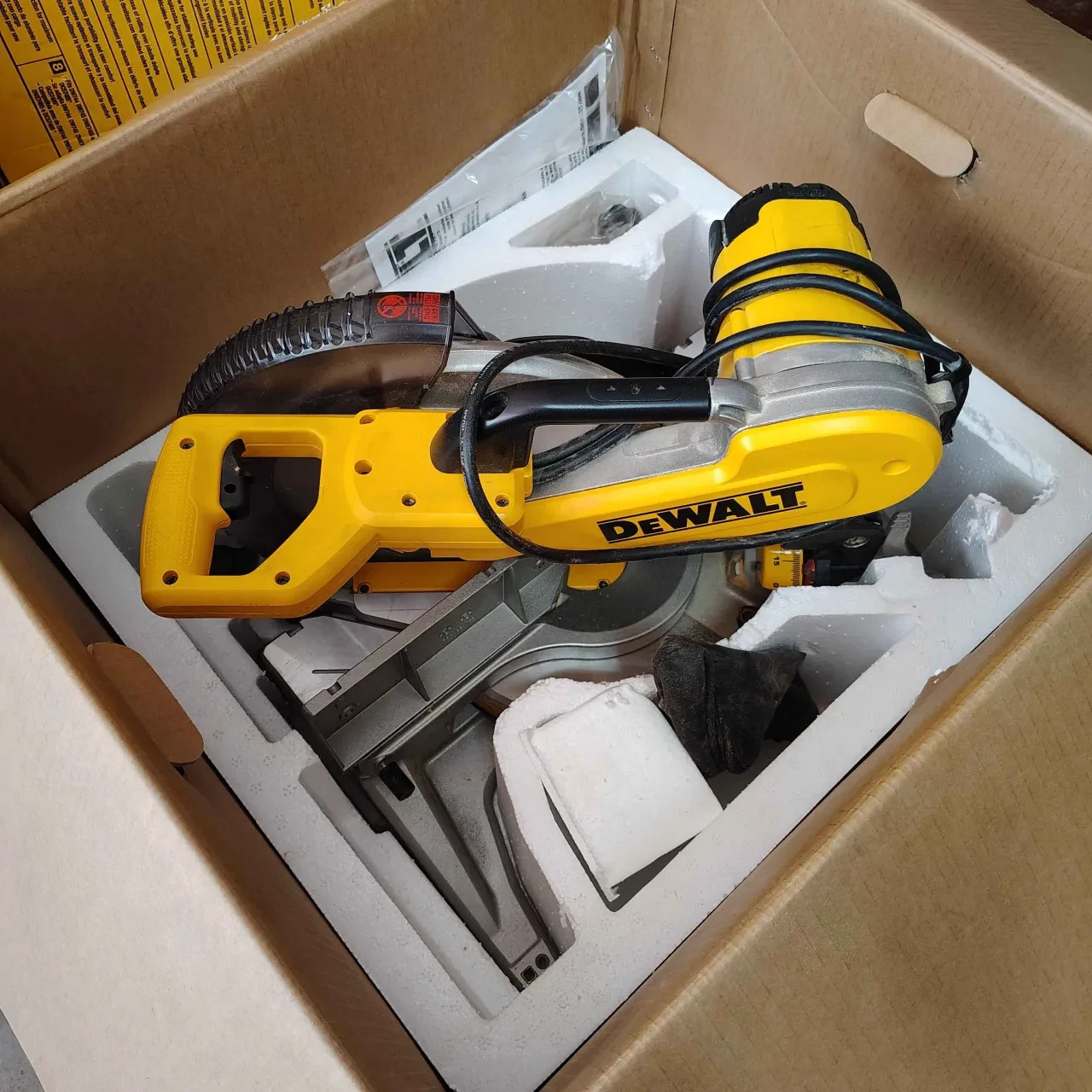 DEWALT DWS716R 15 Amp 2-Bevel 12″ Compound Miter Saw *READ*