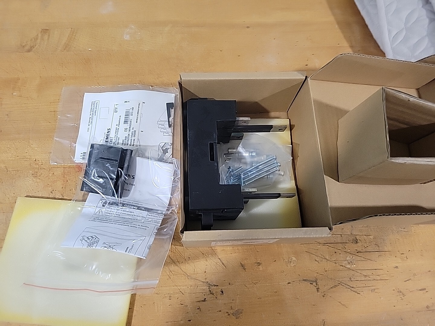 NEW IN BOX SIEMENS PCBERC3 PLUG-IN MOUNTING BASE. FAST SHIP! LOW PRICE GUARANTY