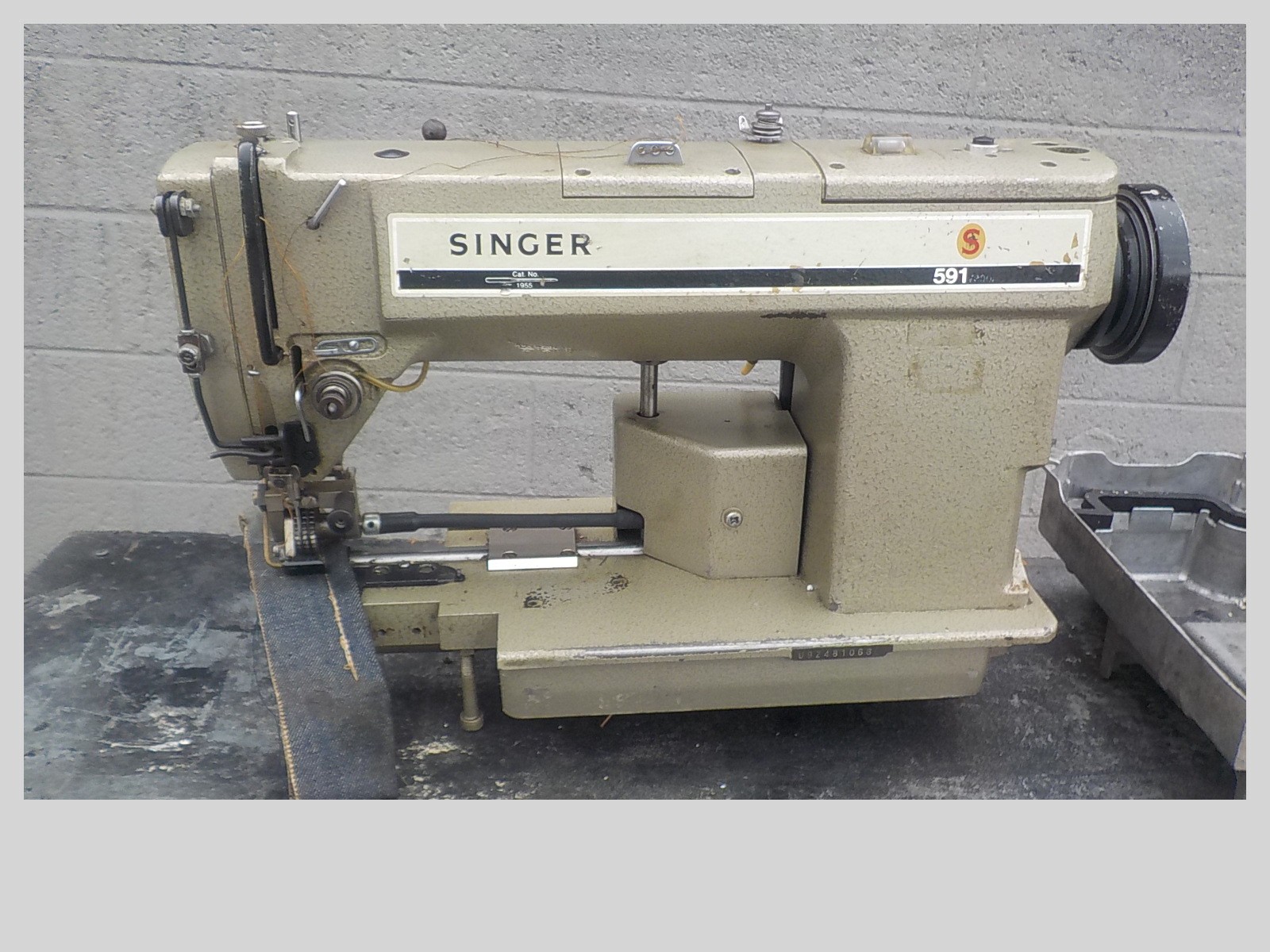 Industrial Sewing Machine Singer 591,one needle with puller ,hemming