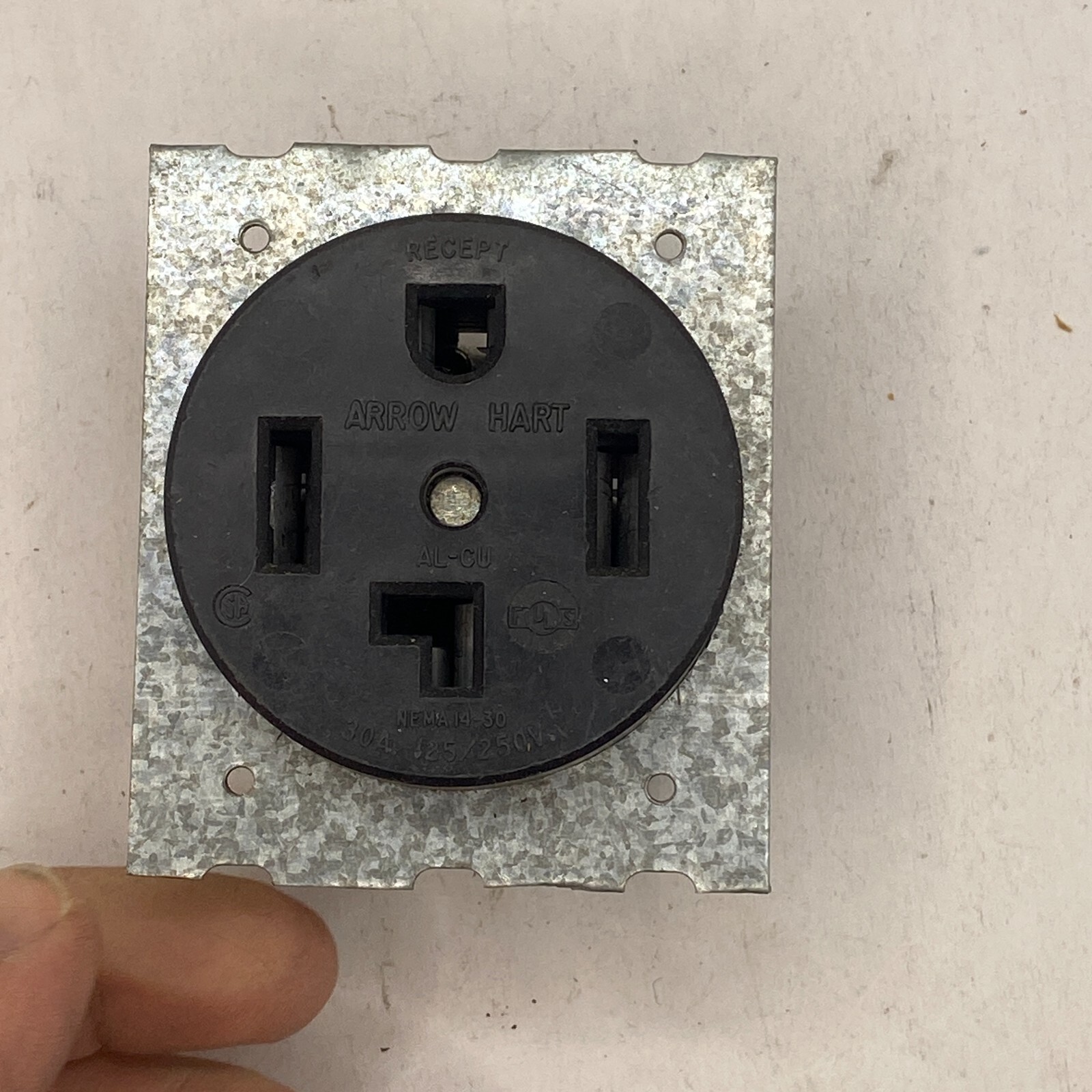 COOPER 30A-125/250V 3-P,4-WIRE GROUNGING AL/CU,UP TO 75 C NEMA 14-30R🔔