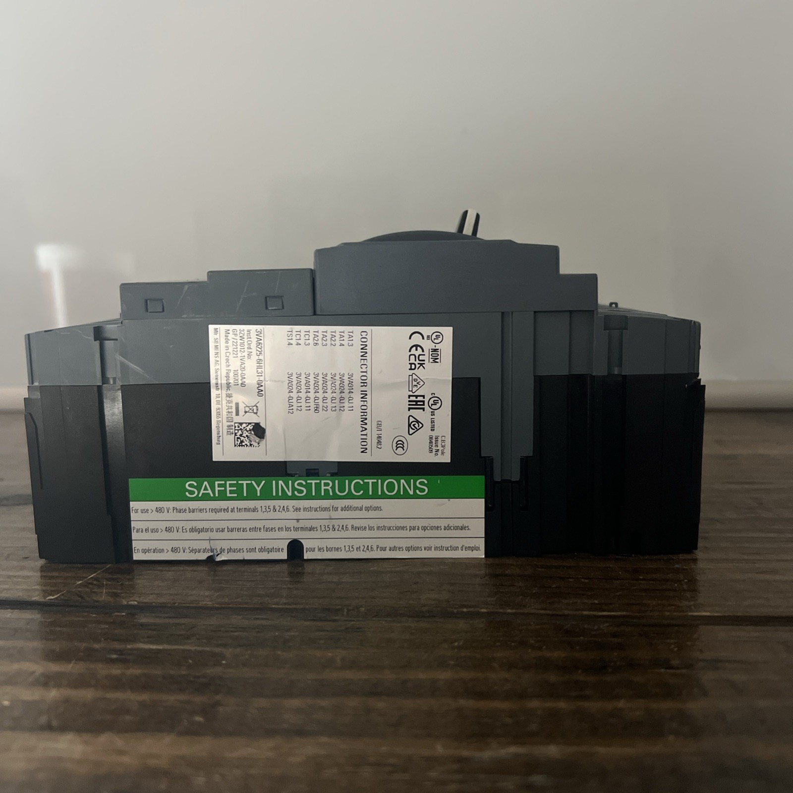 Siemens 3VA6 250A 3-Pole 551-600V AC Panel Mount Trip Indicator 3VA6225