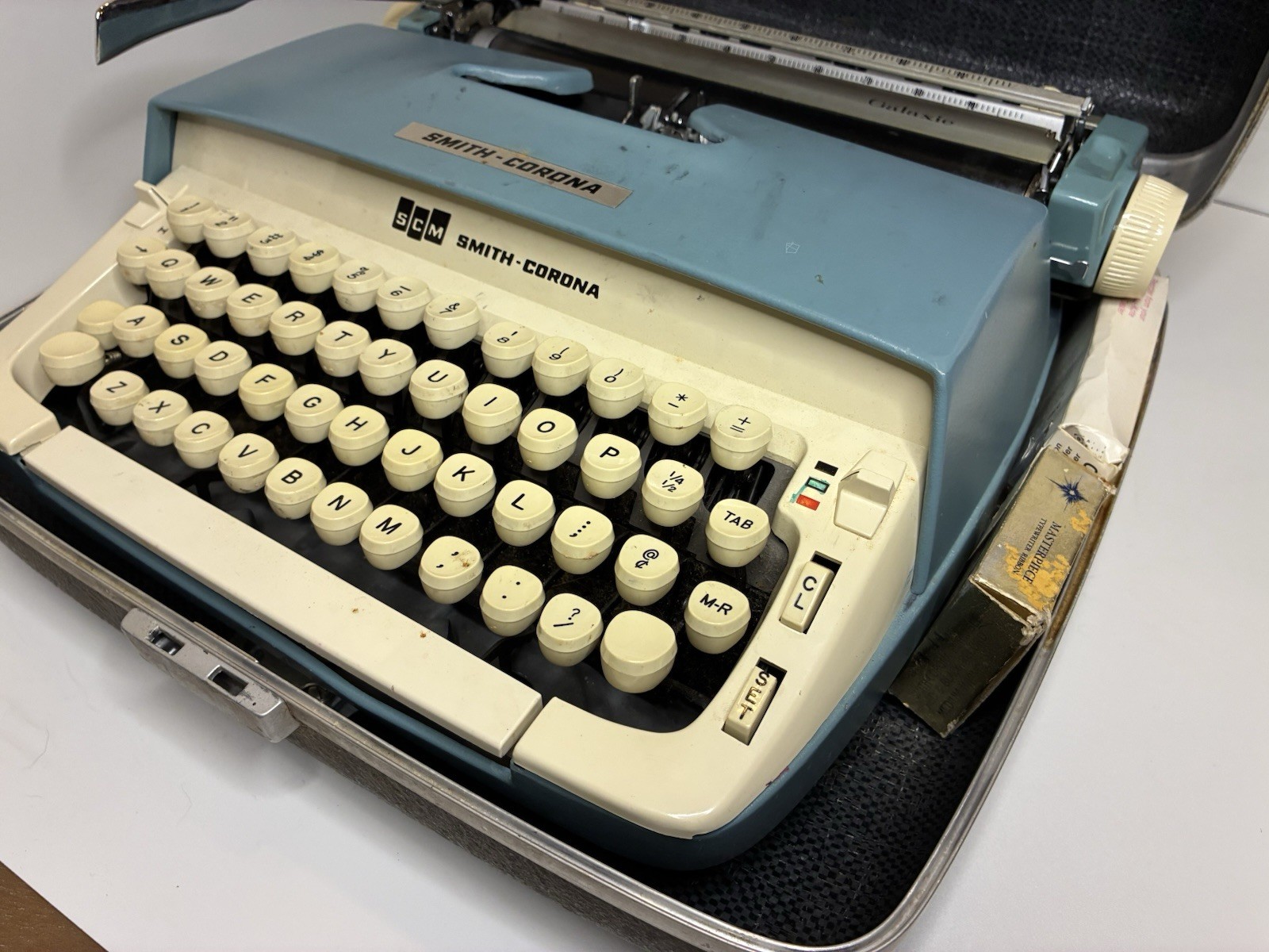 Smith-Corona Galaxie Portable Typewriter Blue/White w/ Carrying Case. as is.
