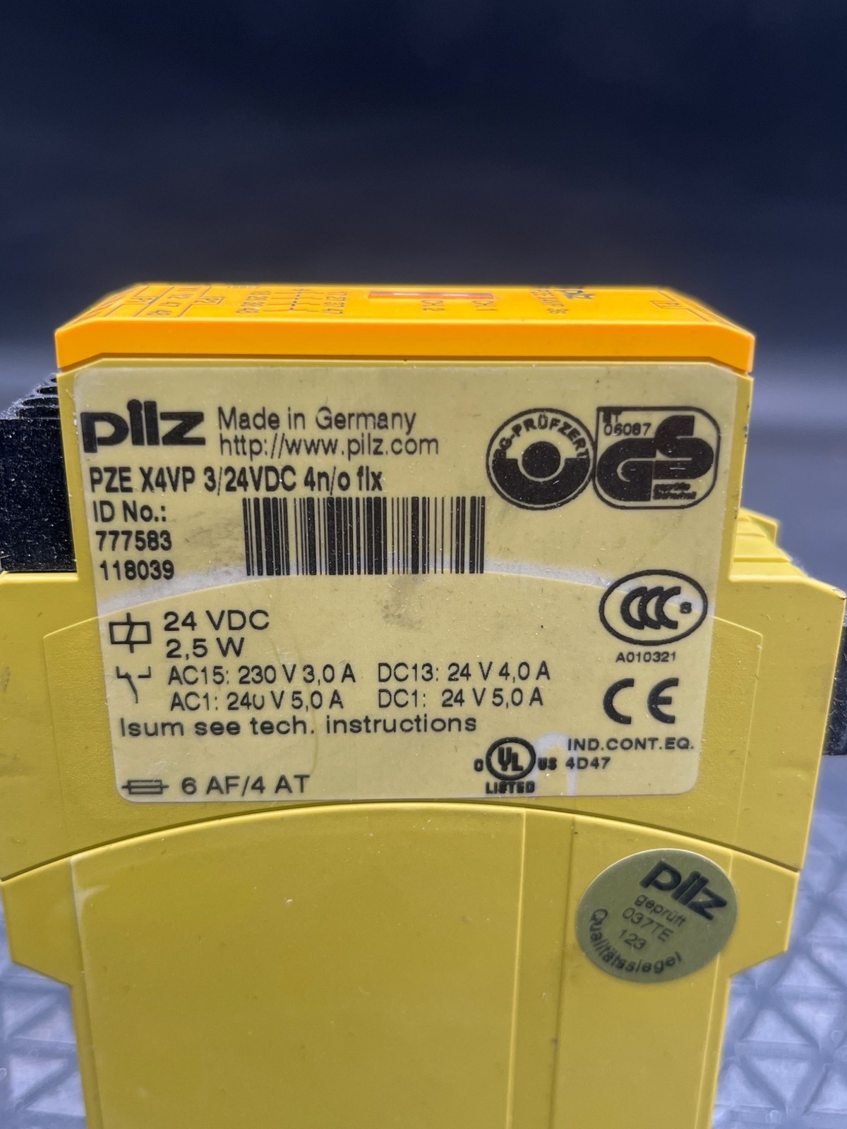 PILZ PZE X4VP Safety Relay USED