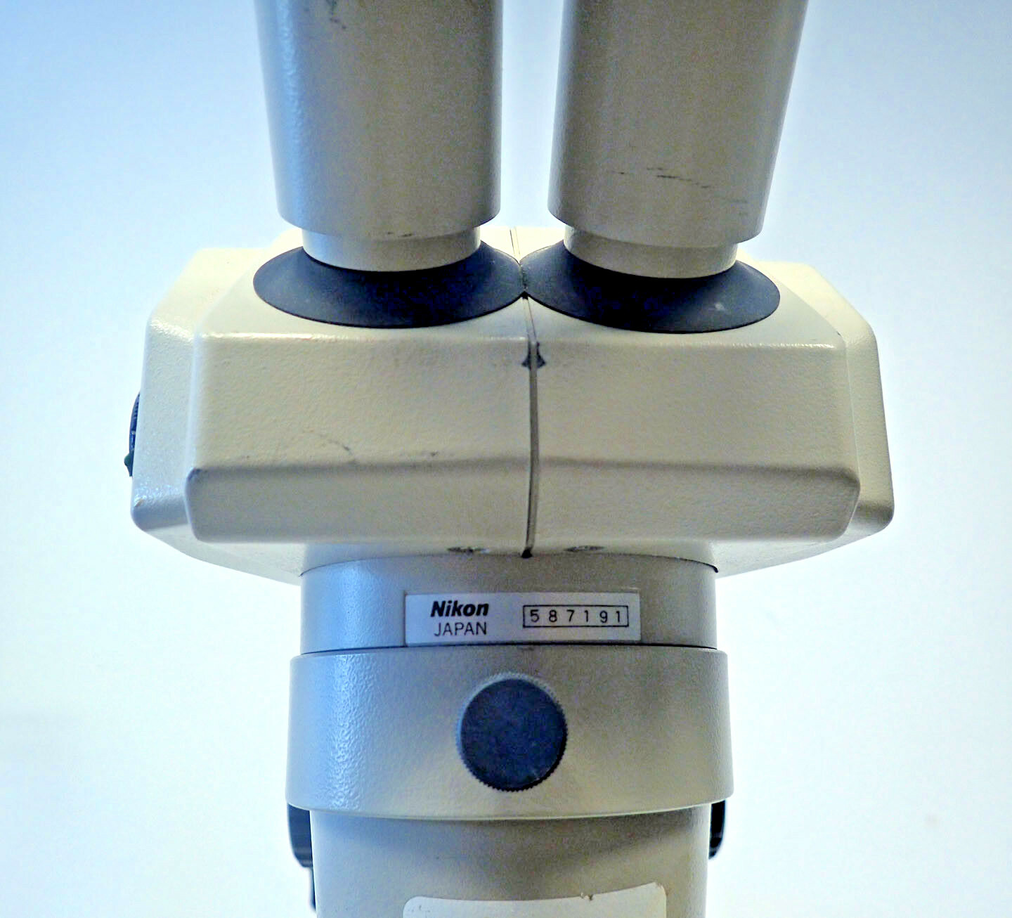 NIKON SMZ-1B STEREOSCOPIC MICROSCOPE WITH STAND, 2 EYEPIECES, AS DESCRIBED