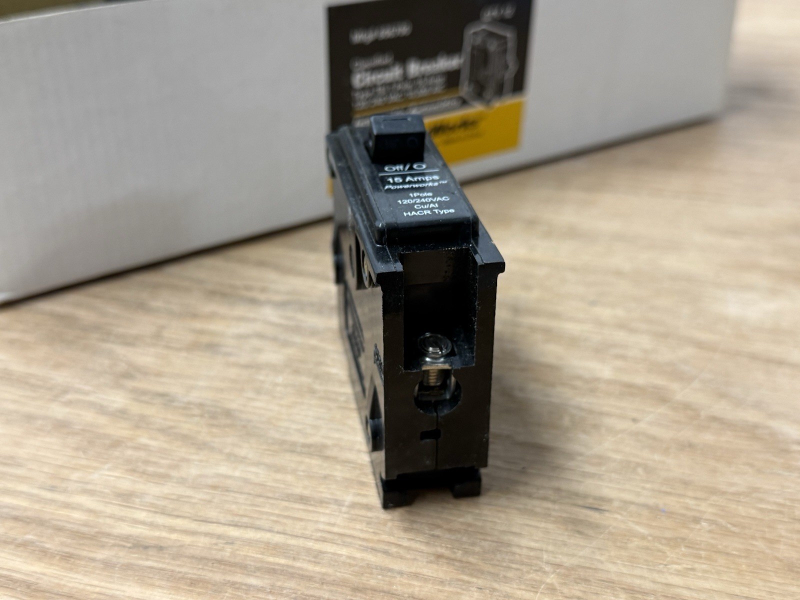 NEW Box of 12 PowerWorks 1Pole 15 Amp 120/240 VAC Circuit Breakers 606700