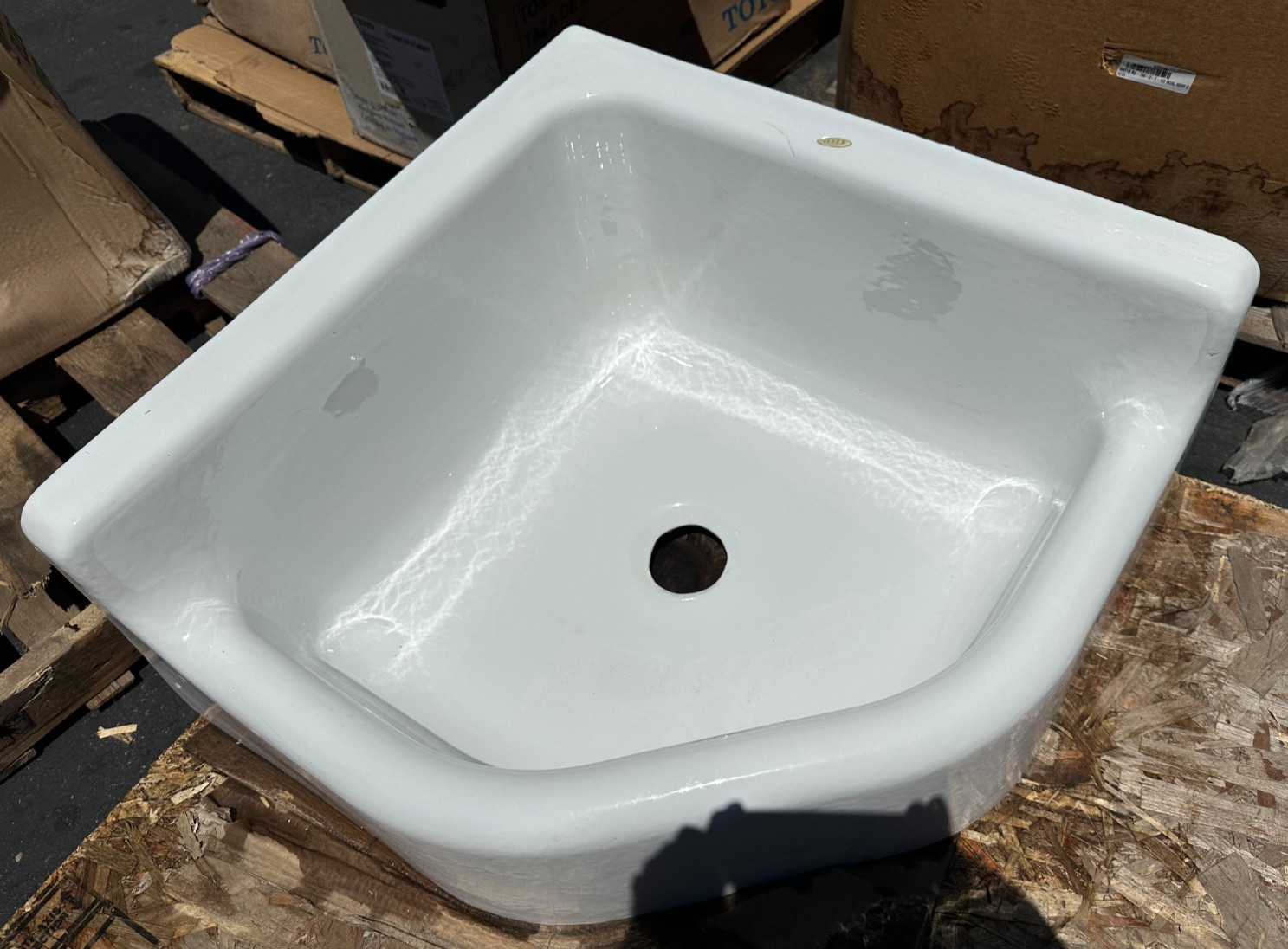 Commercial Enamel 871 – 28 x 28 Floor-Mount Corner CI service sink small scratch