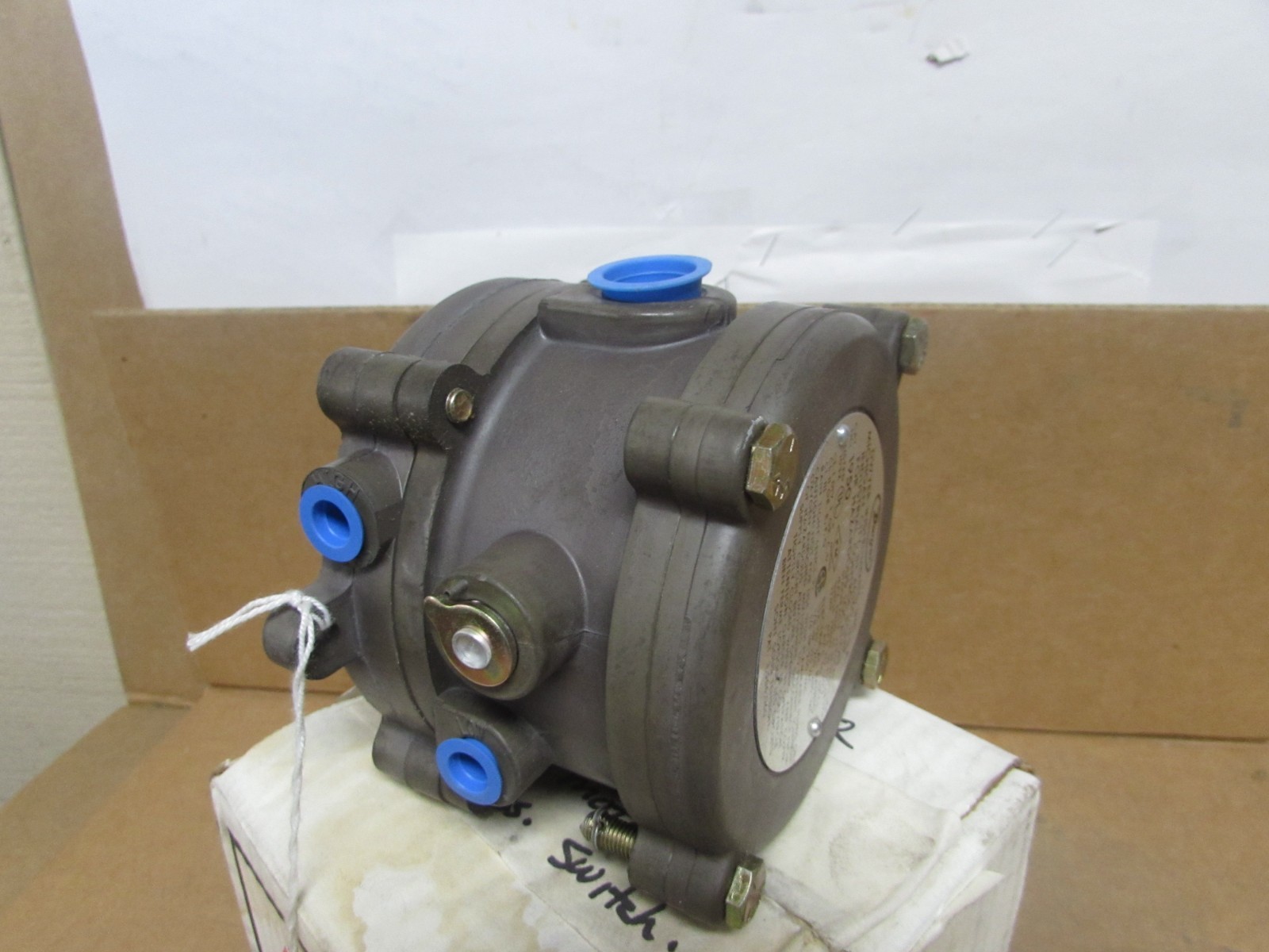 Dwyer 1950-10-2F Explosion-Proof Pressure Switch ( NEW IN BOX ) ***MAKE OFFER***