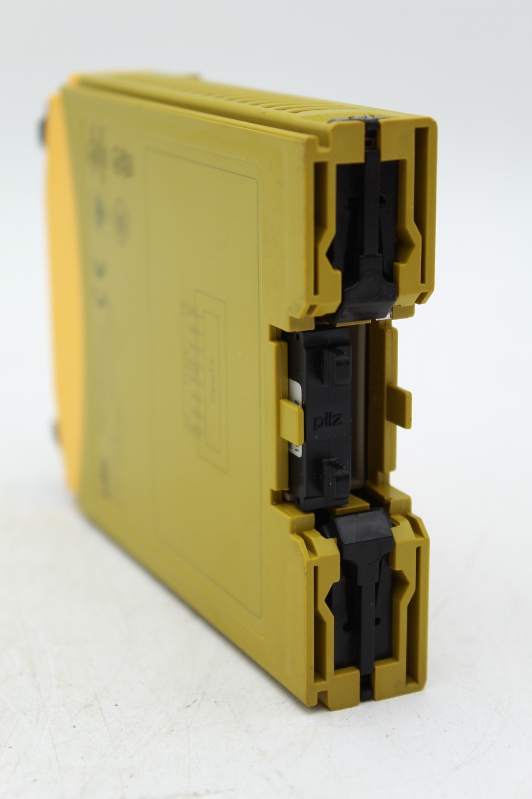 Pilz PNOZ mi1p Expansion Module (Broken Mounting Clip)