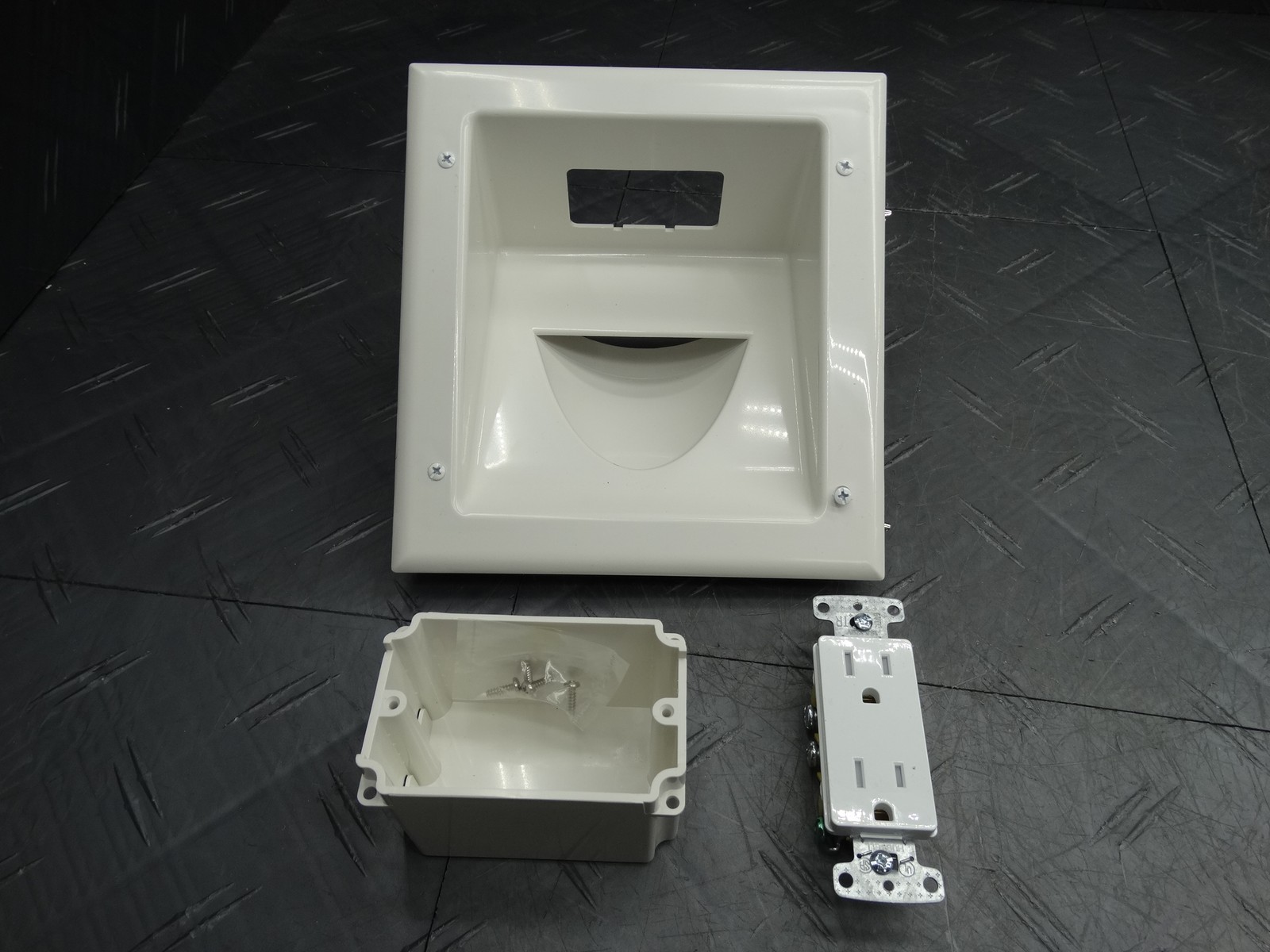 Commercial Electric 1-Gang 1-Decorator/Rocker/1-Duplex; Cable Wall Plate 1-Pack