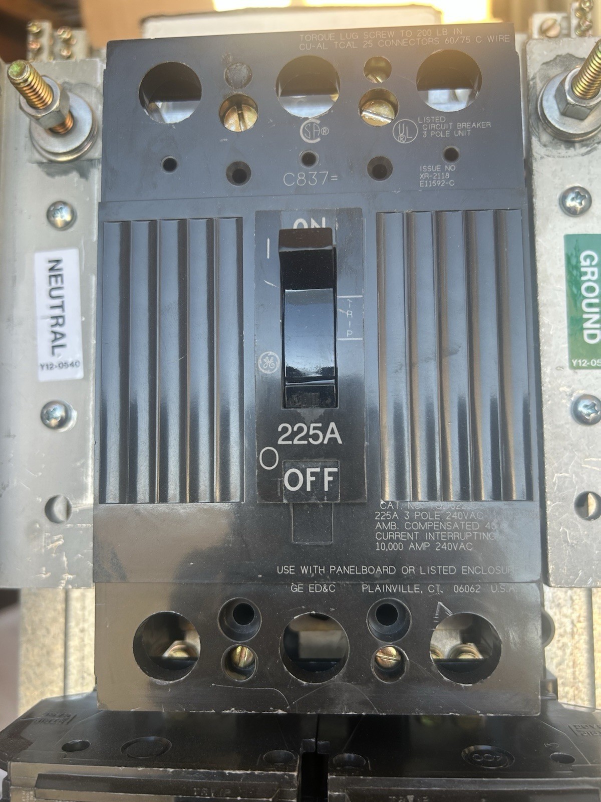 GE 225 AMP 42 CIRCUIT MAIN LUG PANEL 120/240 VAC TM42422 3P Circuit Breaker