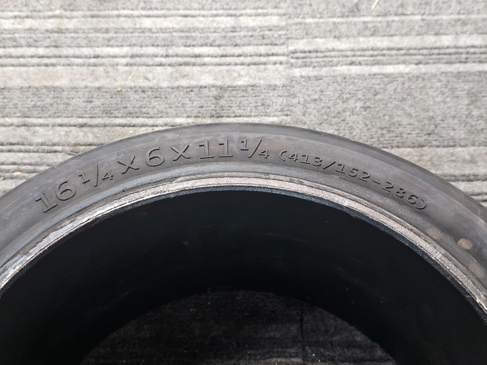 (QTY 1 Globe Star A250601898 Solid Smooth Press-On Forklift Tire 16-1/4x6x11-1/4