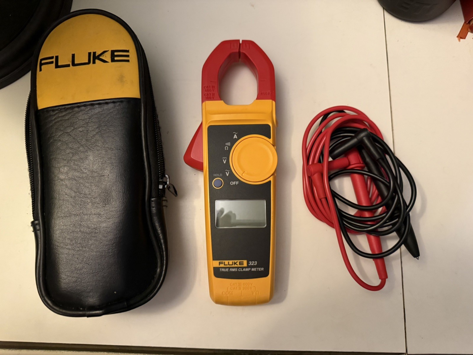 FLUKE 323 TRUE-RMS DIGITAL CLAMP METER, 600V AC & DC VOLTAGE, W+ CARRYING CASE