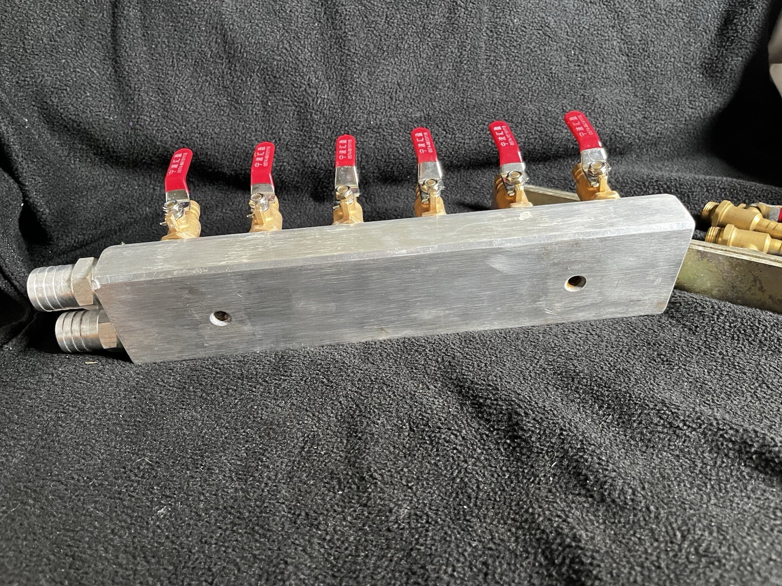 Aluminum Manifold with Brass Ball Valve and Dual Color Handles 6 Port 1/2