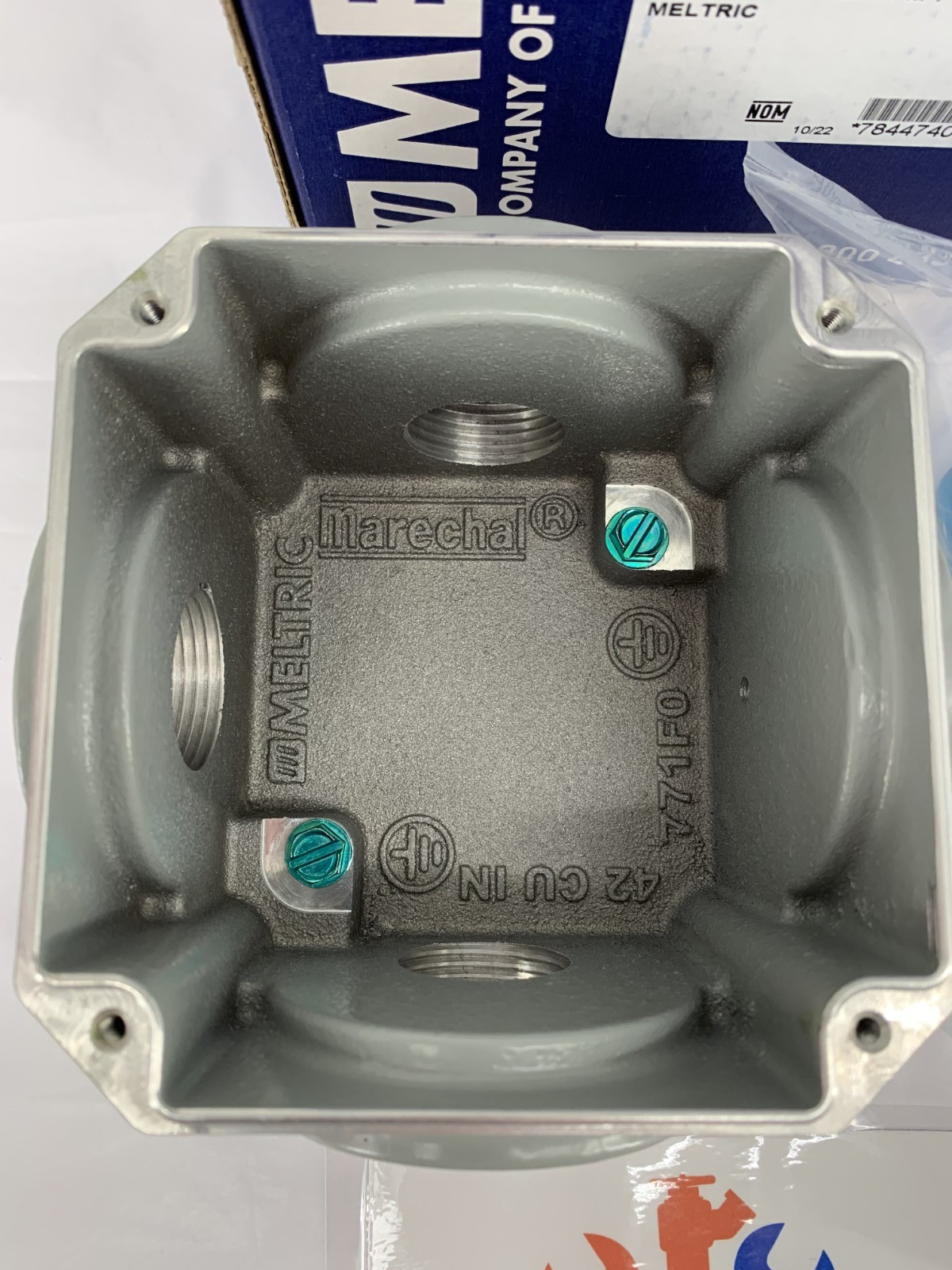 Meltric 711C7N10 70-Degree Blue Polyester Poly Box Angle Adapter Size 1 1″ NPT