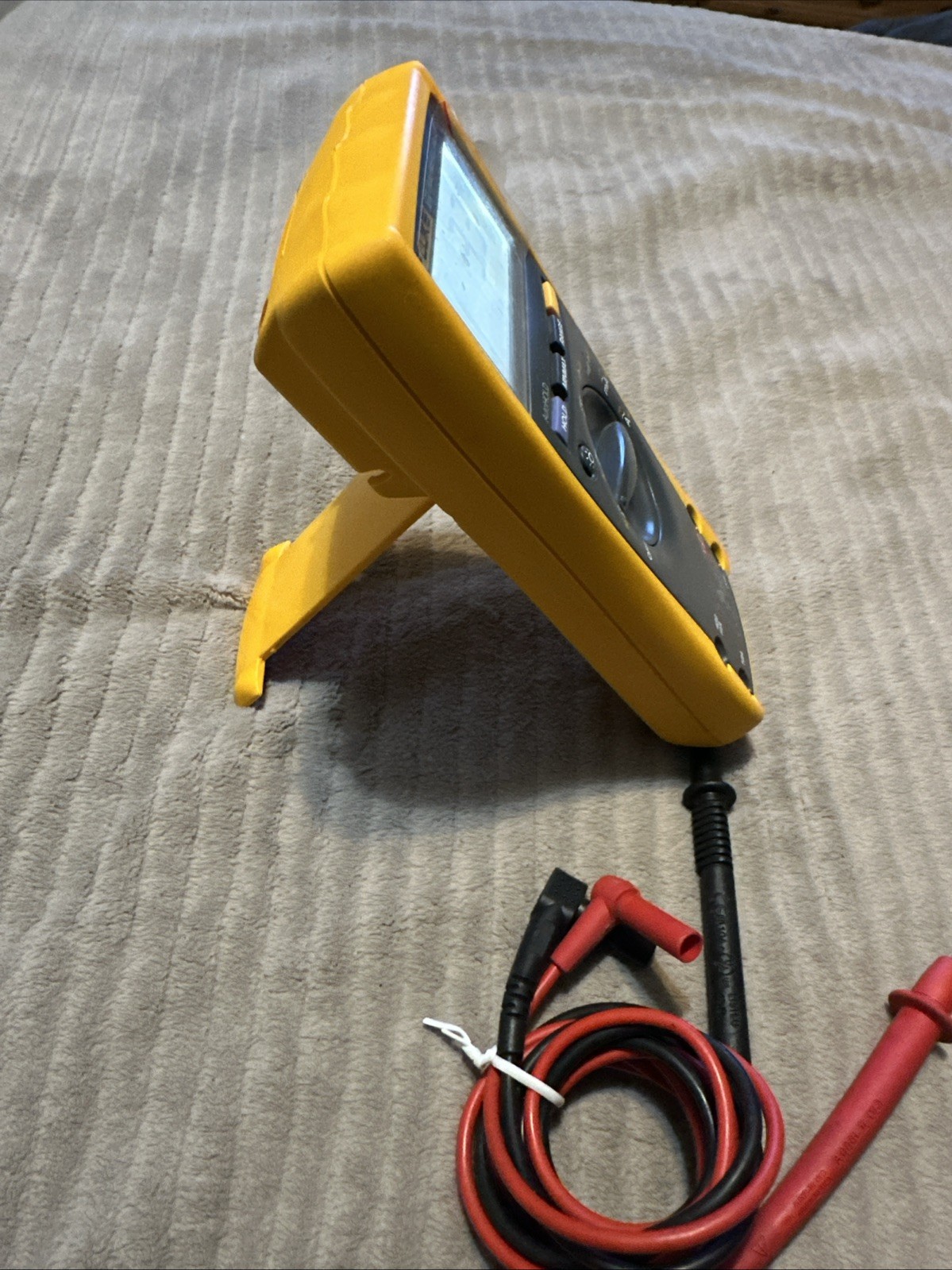 Fluke 177 True RMS Handheld Digital Multimeter CAT III 1000V AC/DC Resistance