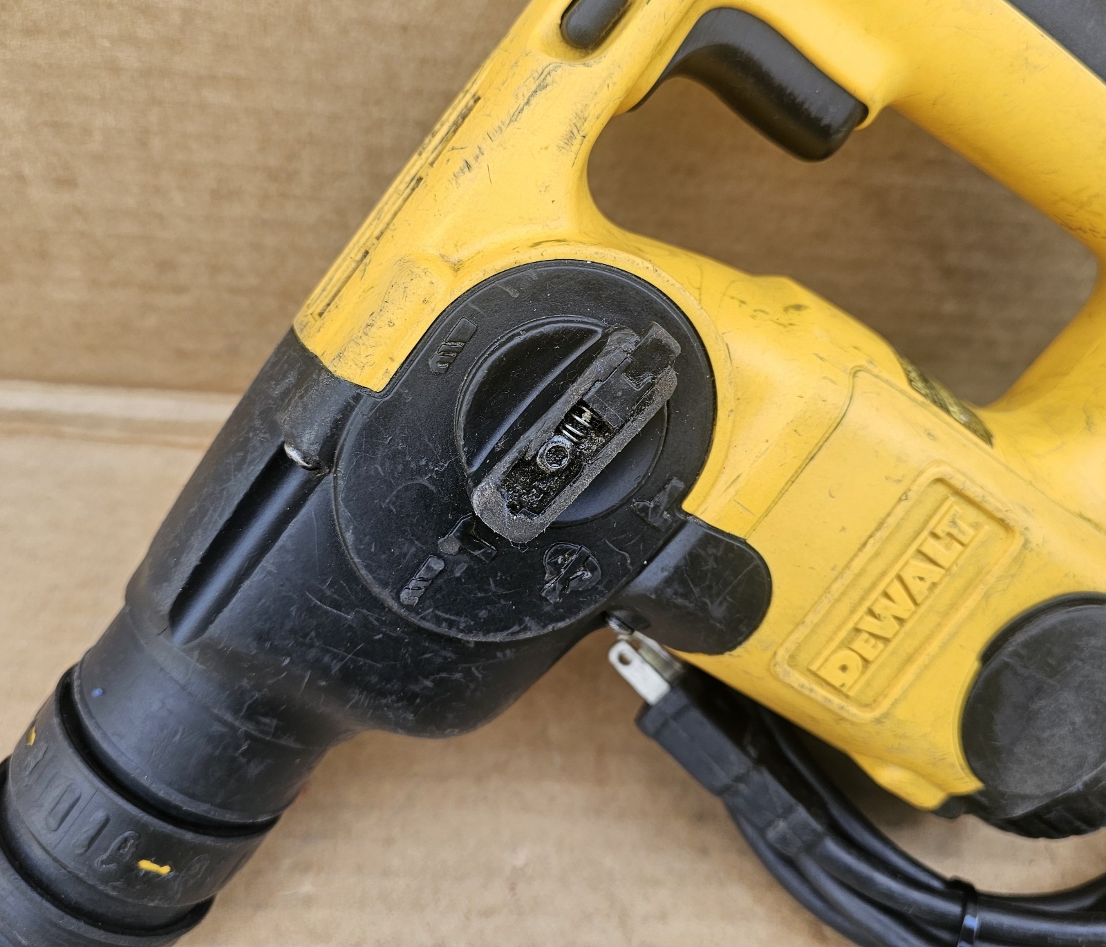 Dewalt D25304 Heavy-Duty 1 Inch L-Shape SDS Rotary Hammer Corded Drill