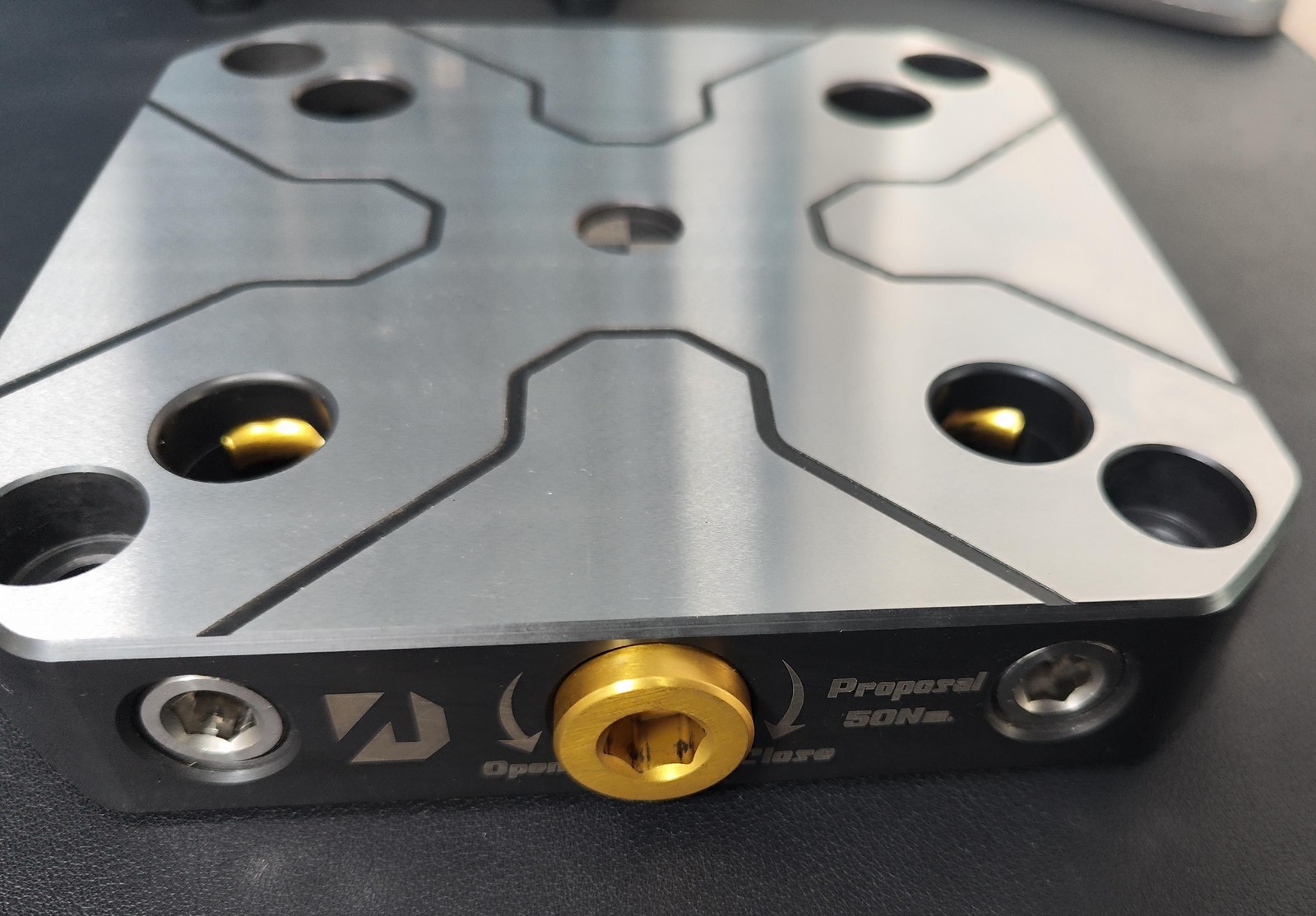 Four/ five-axis clamp self-centering vise quick-change four-axis L bridge plate