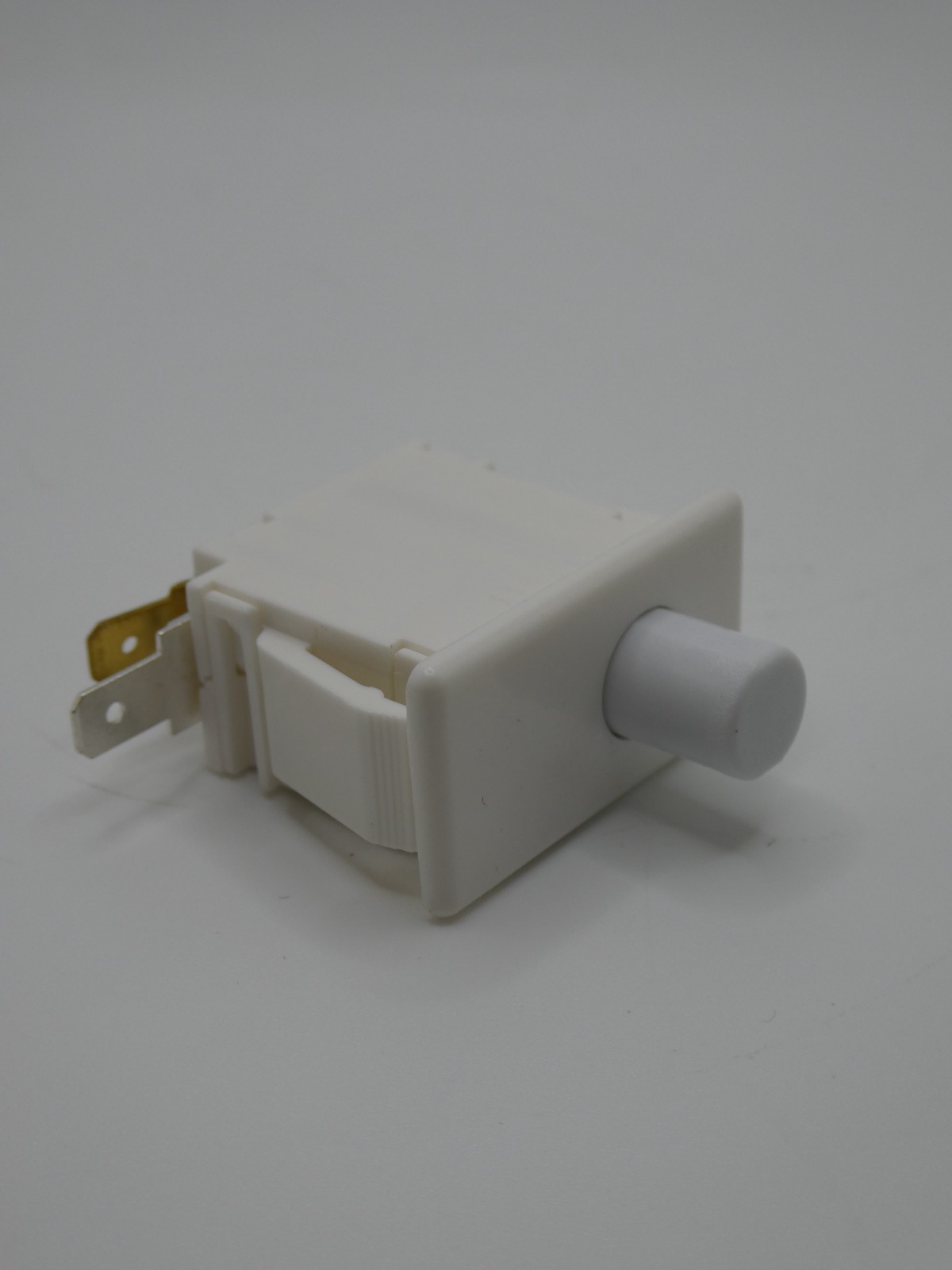 Cherry, Snap-In Panel Mount, Momentary E69-40A, SPDT 10A@250VAC «Lot of 4»