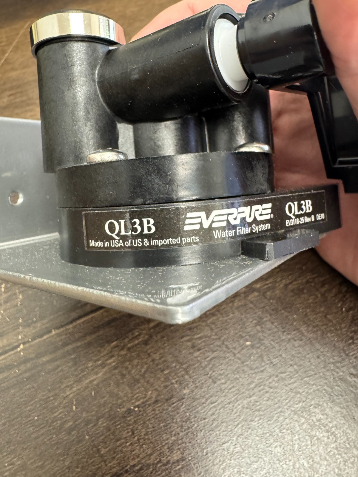 Everpure QL3B Filter Head with Mounting Bracket and shut-Off Valve