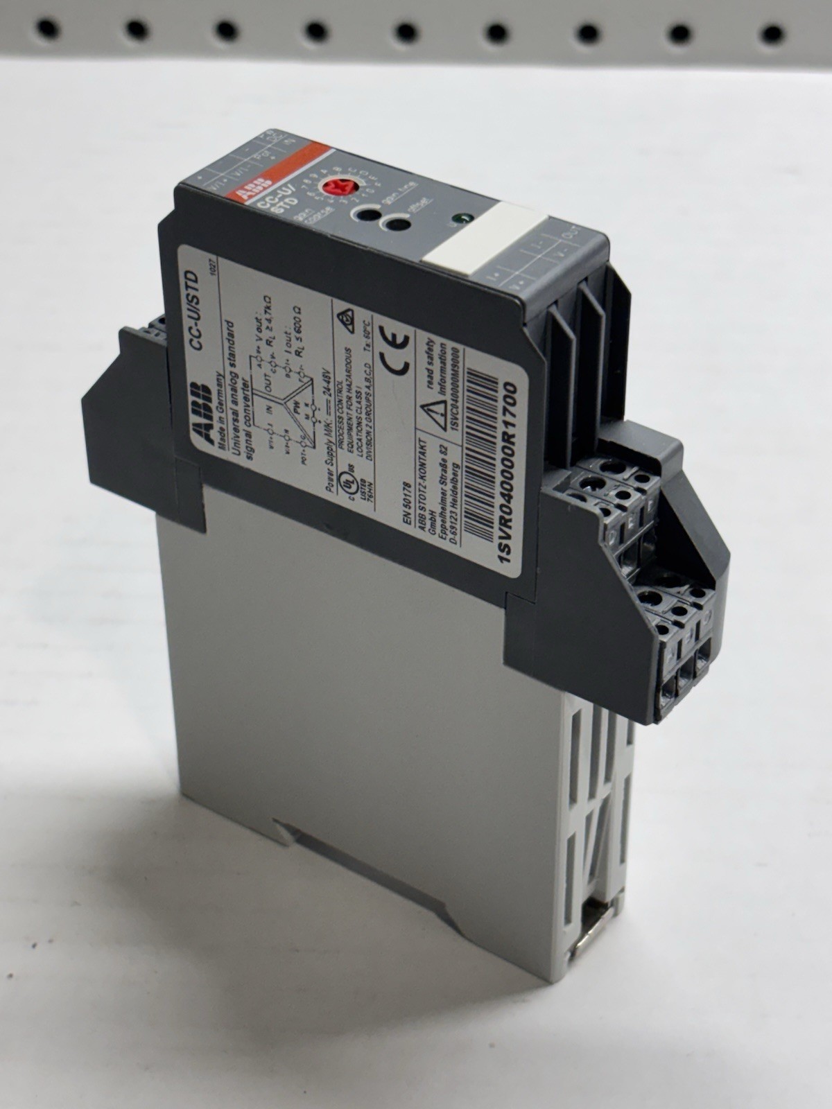NEW ABB CC-U/STD UNIVERSAL ANALOG SIGNAL CONVERTER 110-240VAC 1svr040000r1700