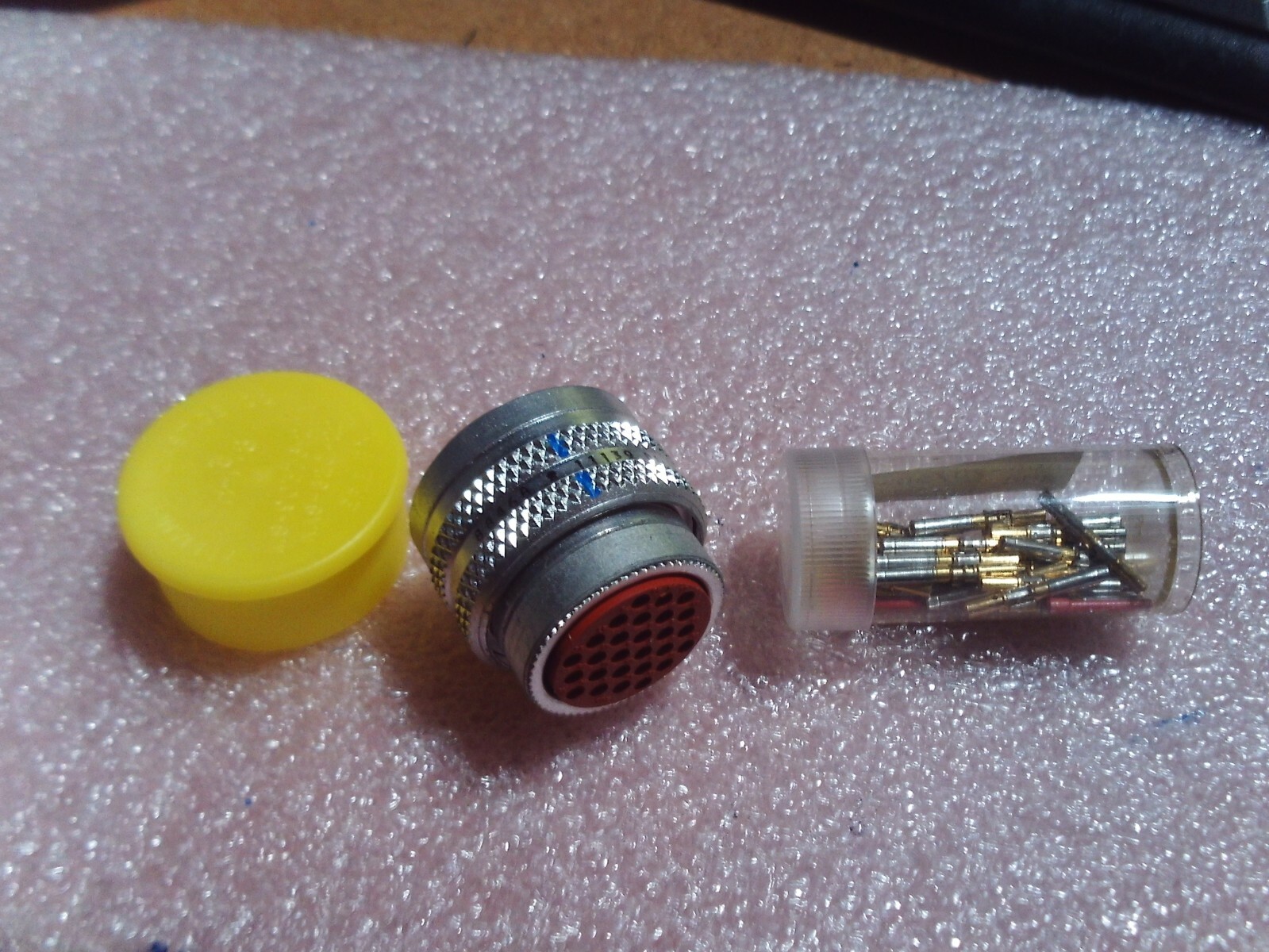 DEUTSCH CONNECTOR W/CONTACTS PART # DS07-27SW NSN: 5935-01-107-7304