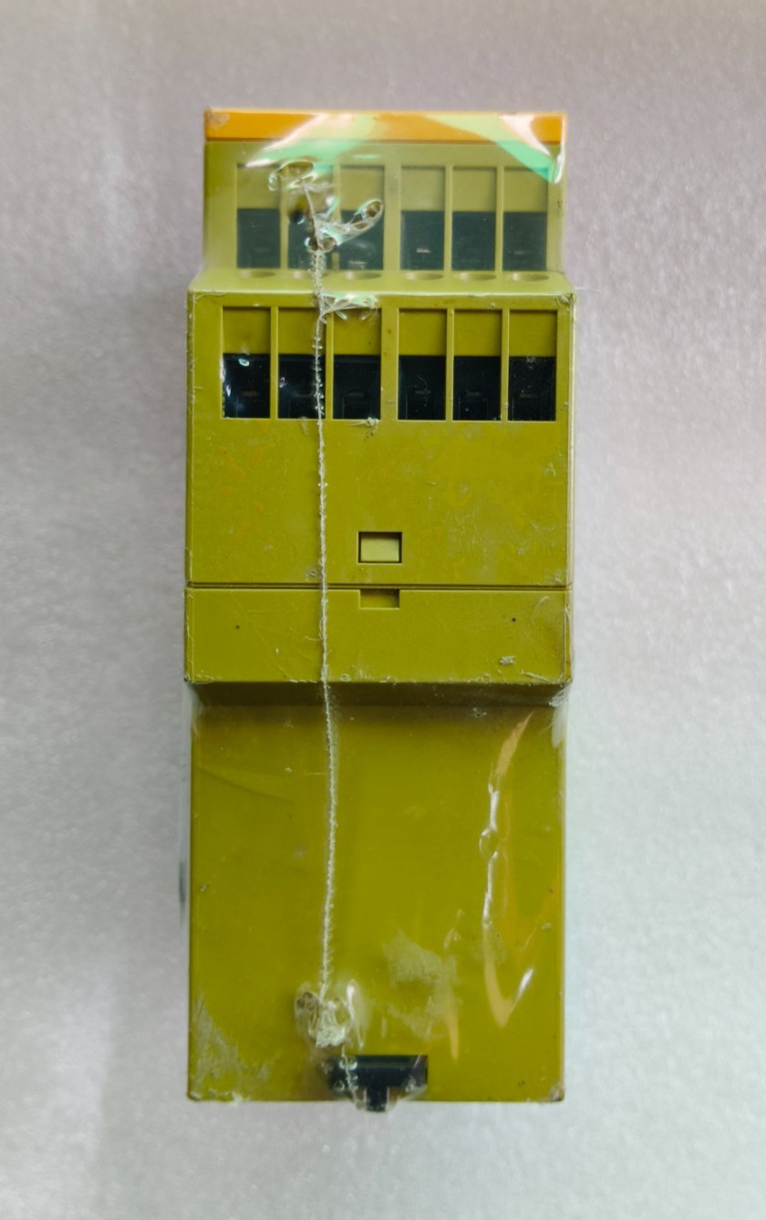 Pilz PN0Z X4 24VDC 3n/o 1n/c Safety Relay. Ident. No: 774730