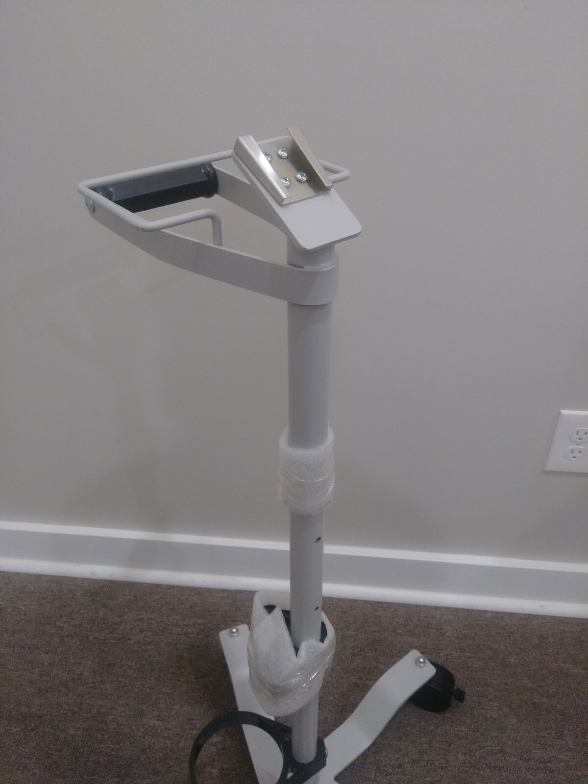 Vyaire Carefusion Pulmonetics Systems LTV Series Rolling Floor Stand Brand New