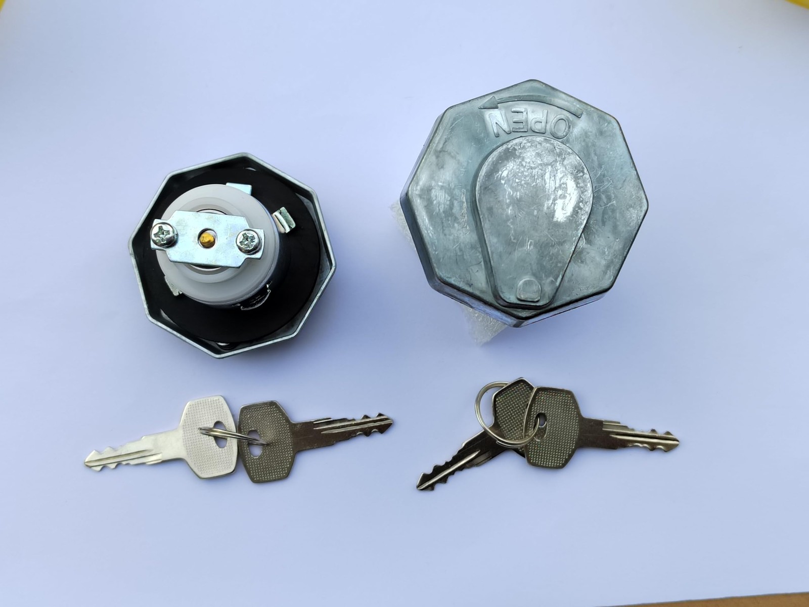 FDONG Fuel Tank Cover,Fuel Tank Cap Zinc Alloy with 2 Keys for Mitsubishi Fus…