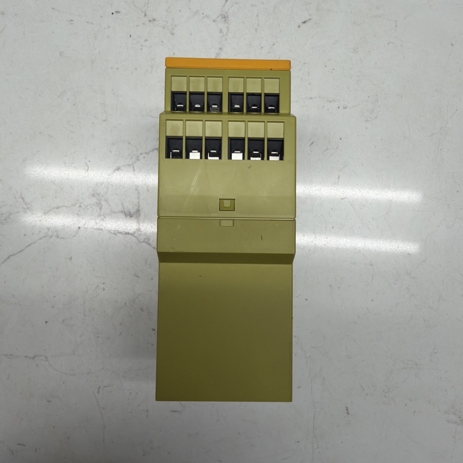 PILZ 777502 PNOZ XV2P 3/24VDC 2n/o 2n/o t safety relay