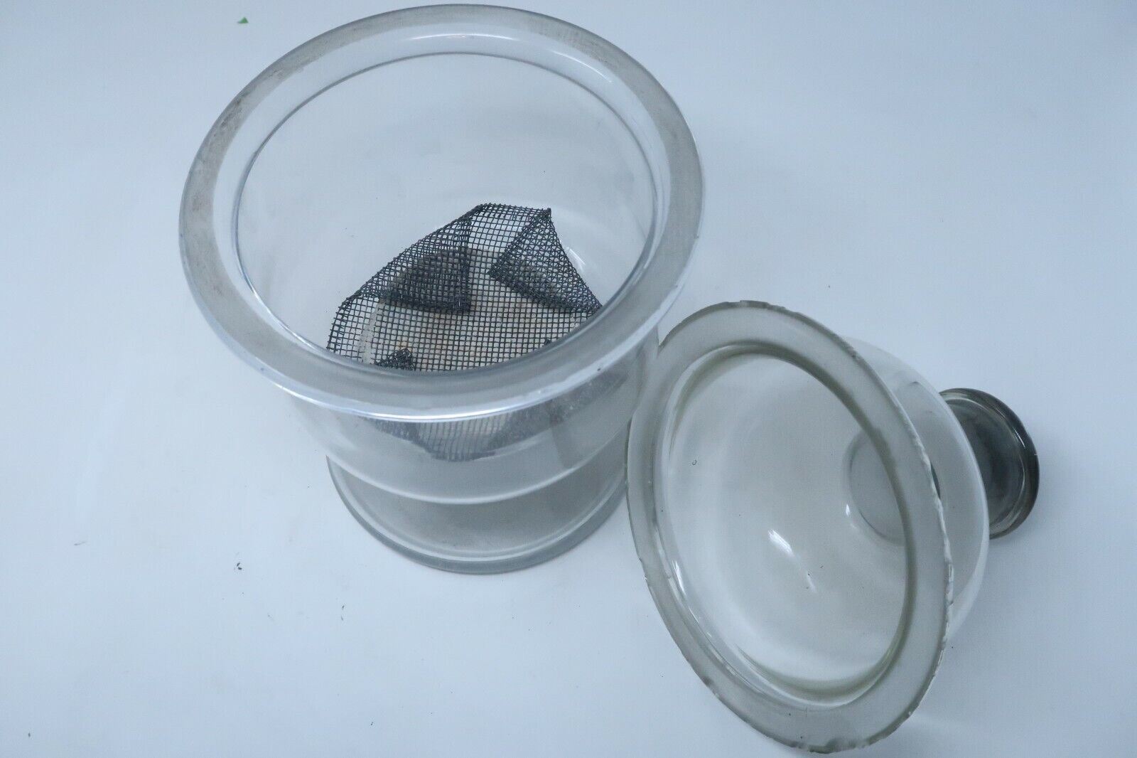 Pyrex 145mm I.D. (~6″ Dia.) Laboratory Glass Desiccator with Lid