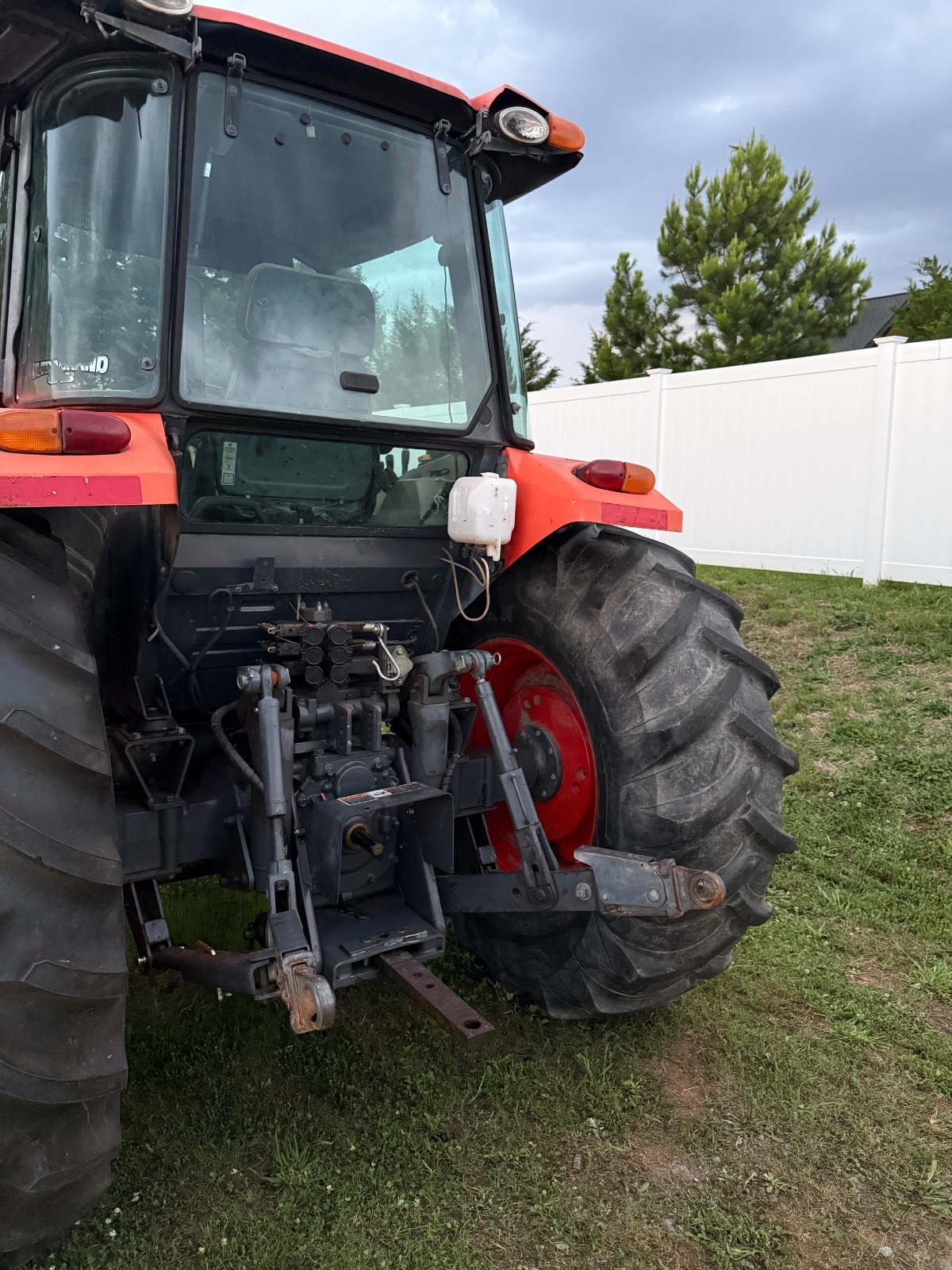 2016 KUBOTA M8560D TRACTOR WITH LOADER – A/C CAB – 4X4 – ONLY 2,763HOURS!! 85 HP