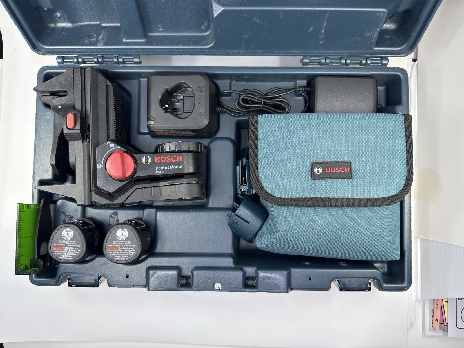 BOSCH GLL3-330CG LASER LEVEL W/ 2 Batteries, Charger, Base Mount, Target, Case