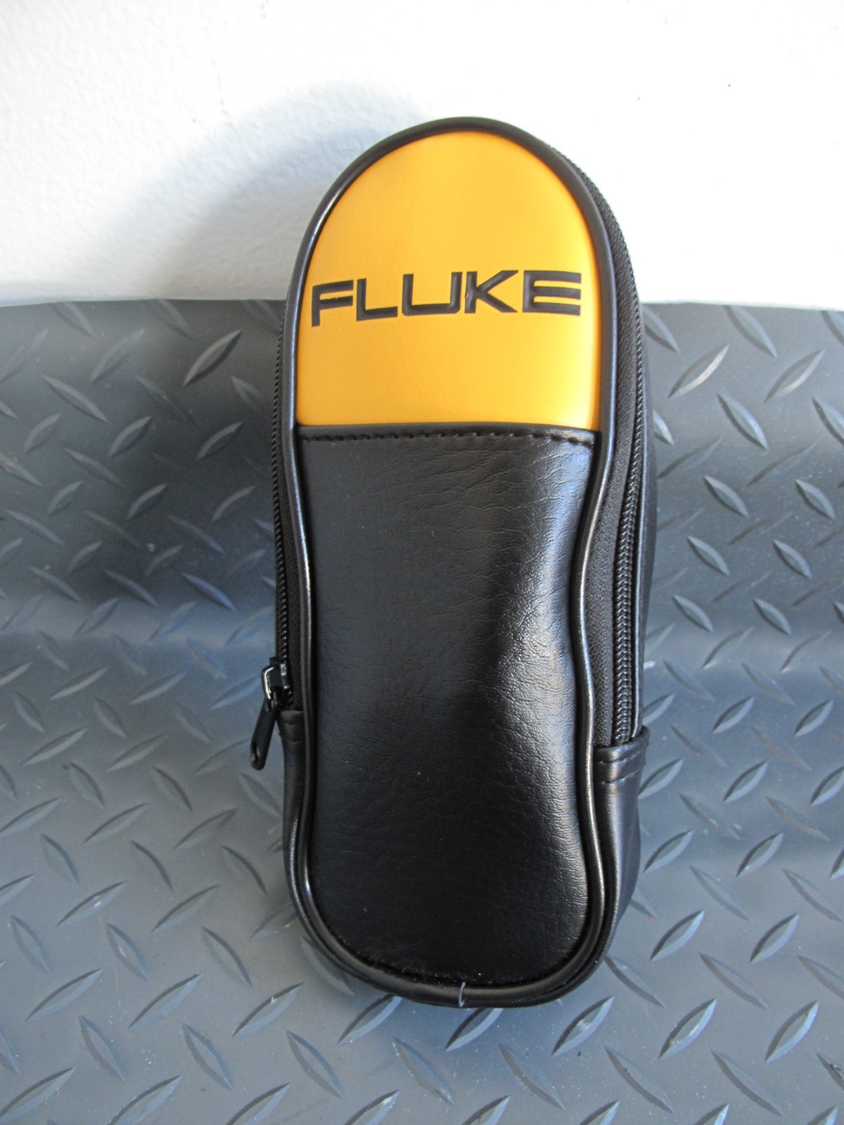 Nice Fluke 323 true rms digital clamp meter volt ohms tester & leads & case