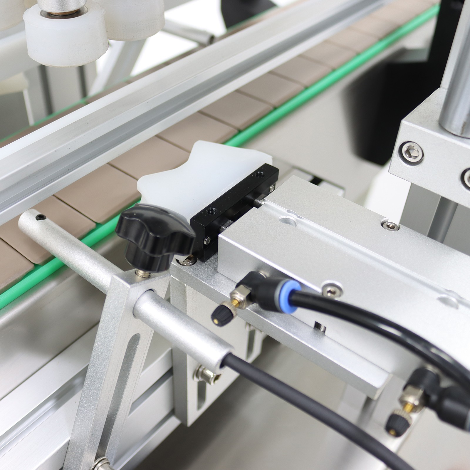 0.79-3.94»Desktop Conveyor Rubbing Capping Integrated Machine 10-30Bottles/min