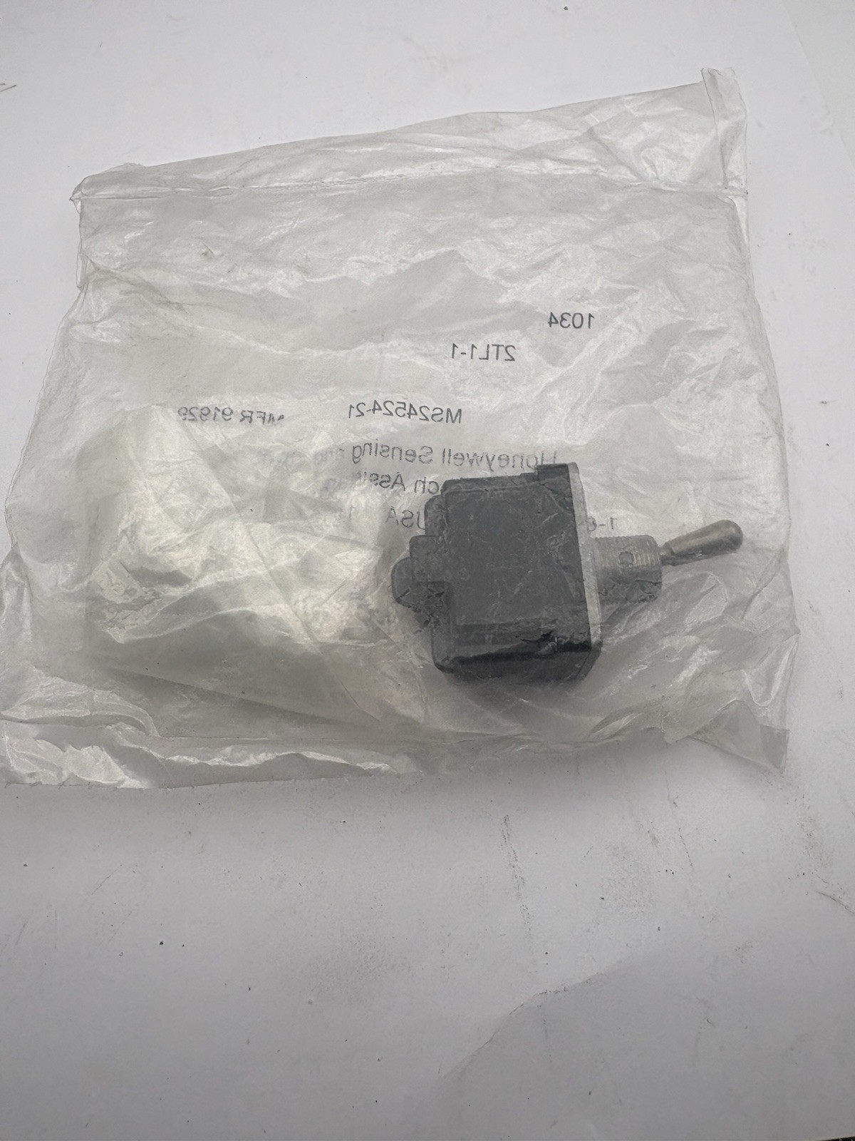 2TL1-1 MS24524-21 TOGGLE SWITCH ON OFF ON DPDT 15A 125V HONEYWELL