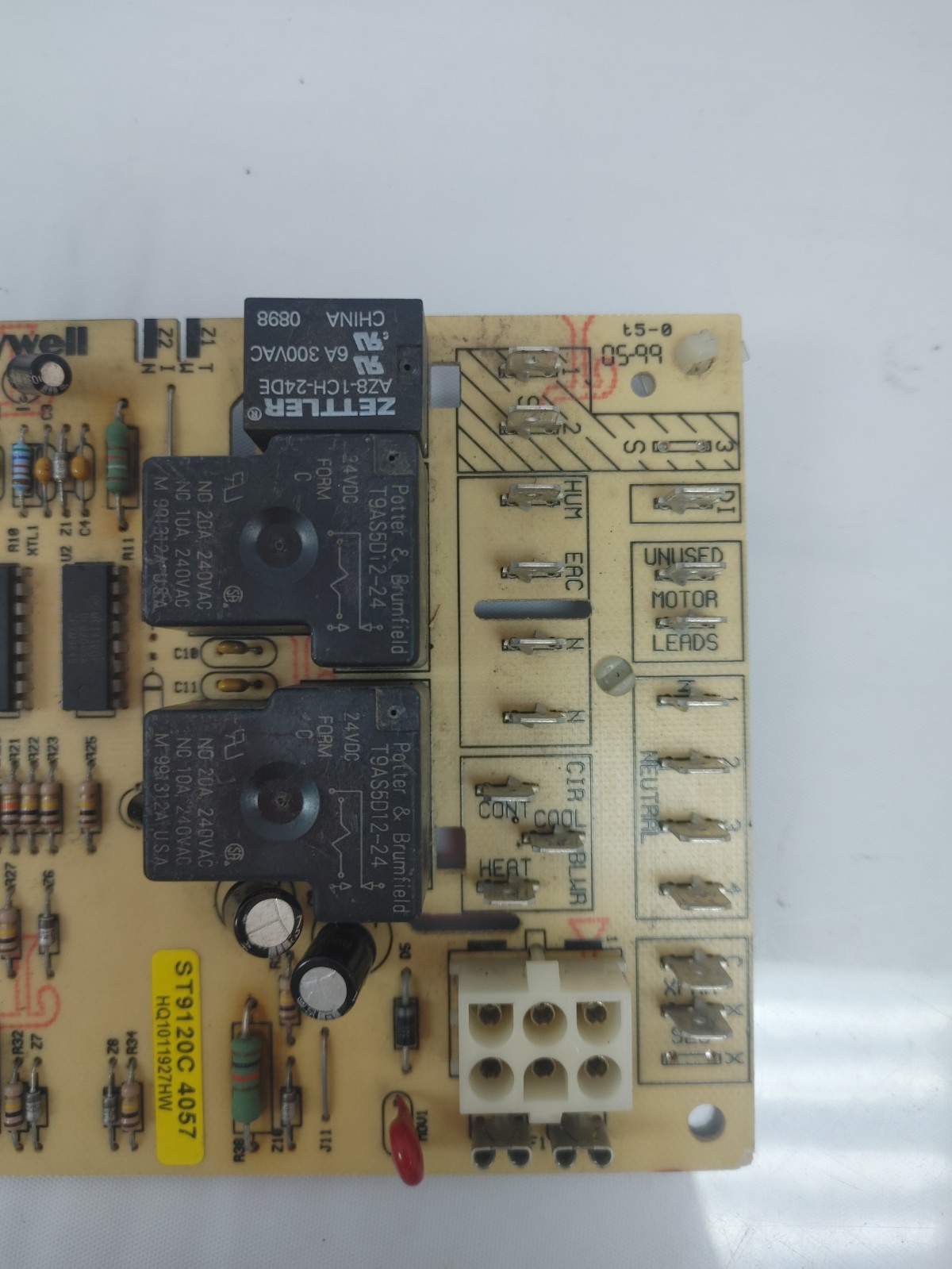 Honeywell ST9120C4057 Furnace Control Circuit Board HQ1011927HW