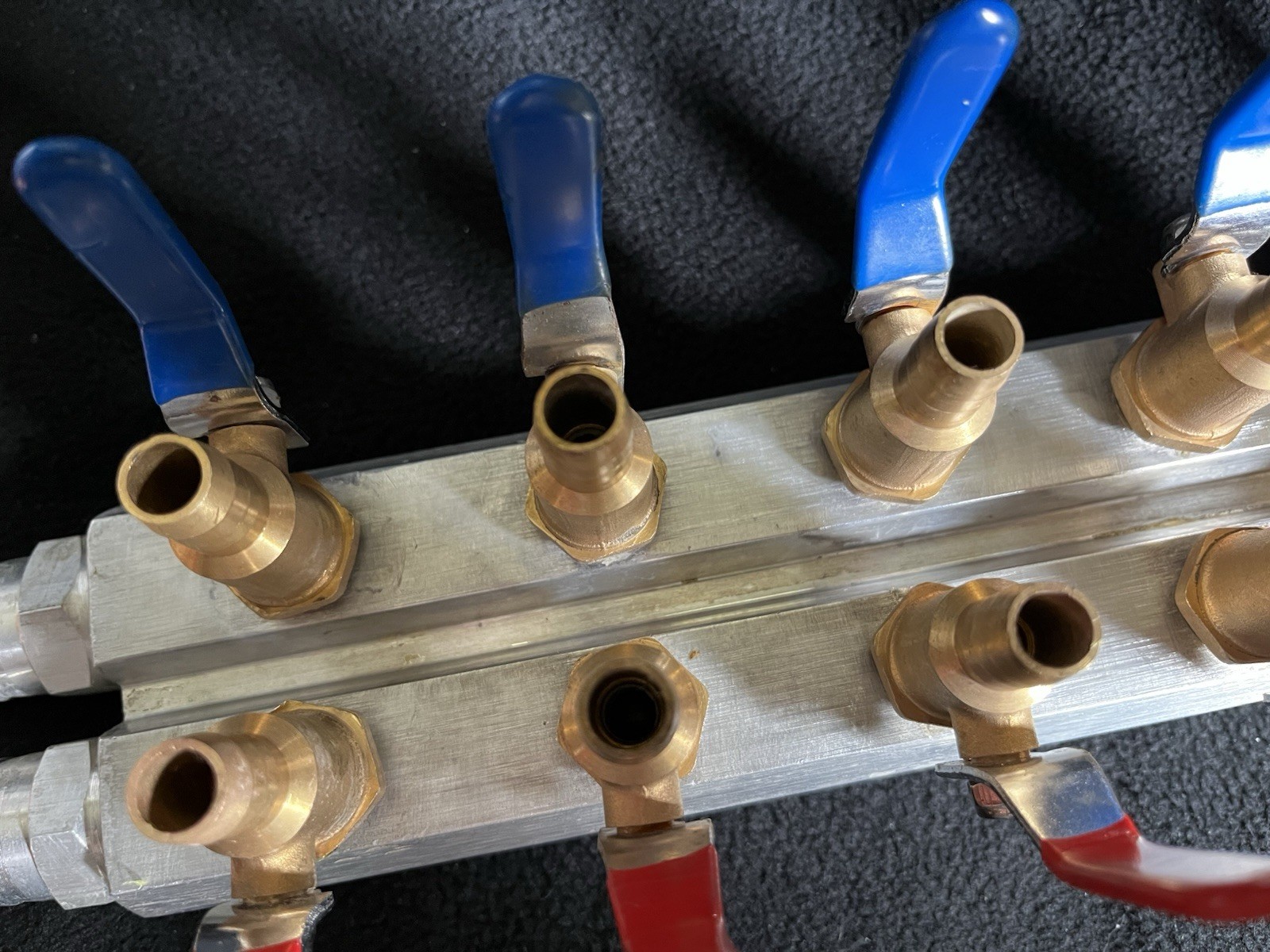 Aluminum Manifold with Brass Ball Valve and Dual Color Handles 6 Port 1/2