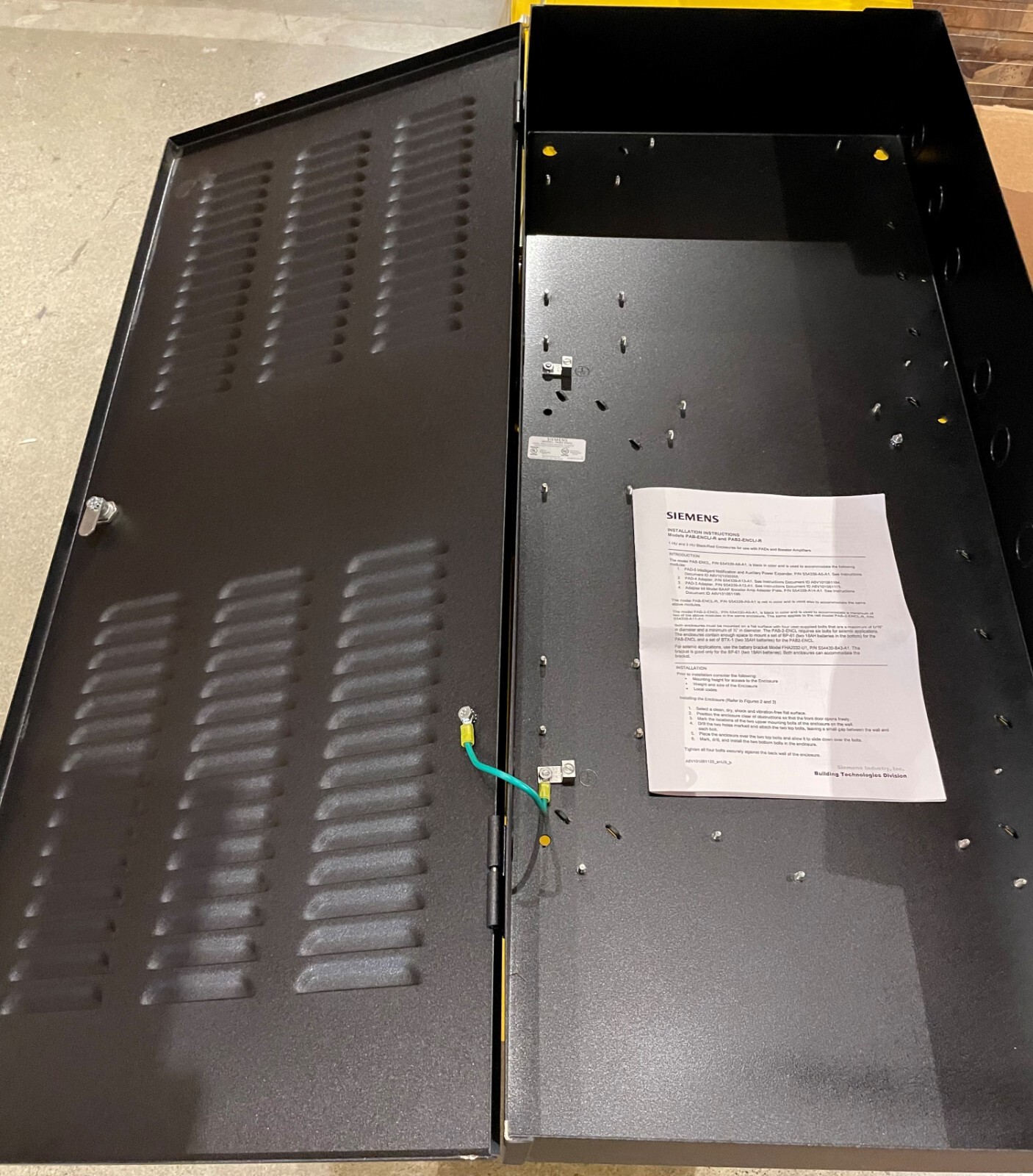 Siemens Locking Panel With Key, 5 3/4″ Deep 16″ Wide 40 1/2″ Tall S54339-A10-A1