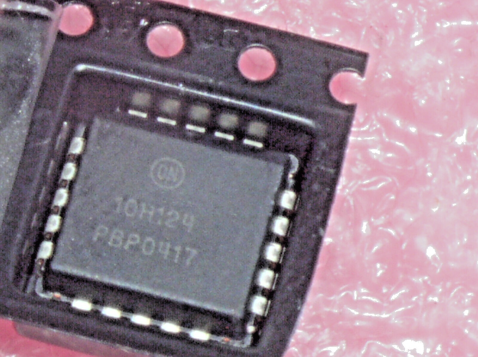 2 NOS ON SEMI MC10H124 ECL QUAD TTL TO MECL W/TTL STROBE TRANSLATOR 10H IC USA
