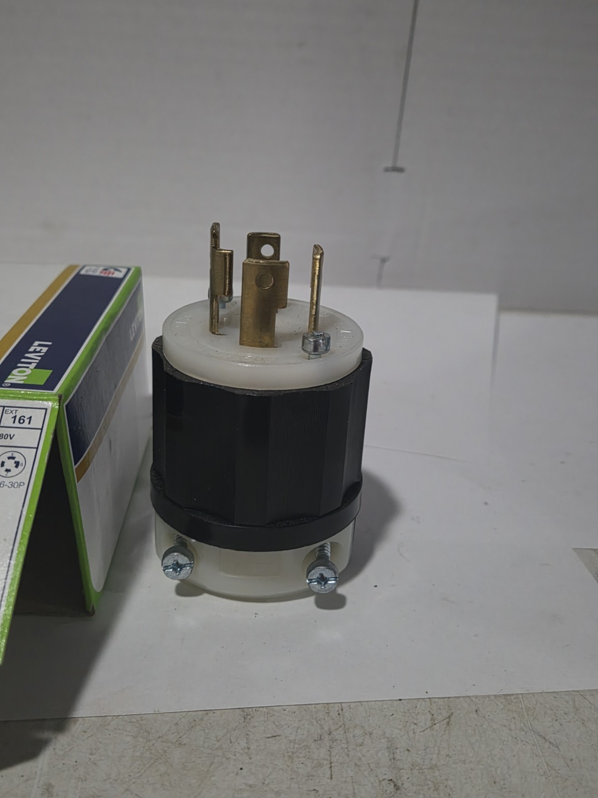 New Leviton 2731 Locking Plug Black 30A 480V 3P 4 Wire Grounding L16-30P
