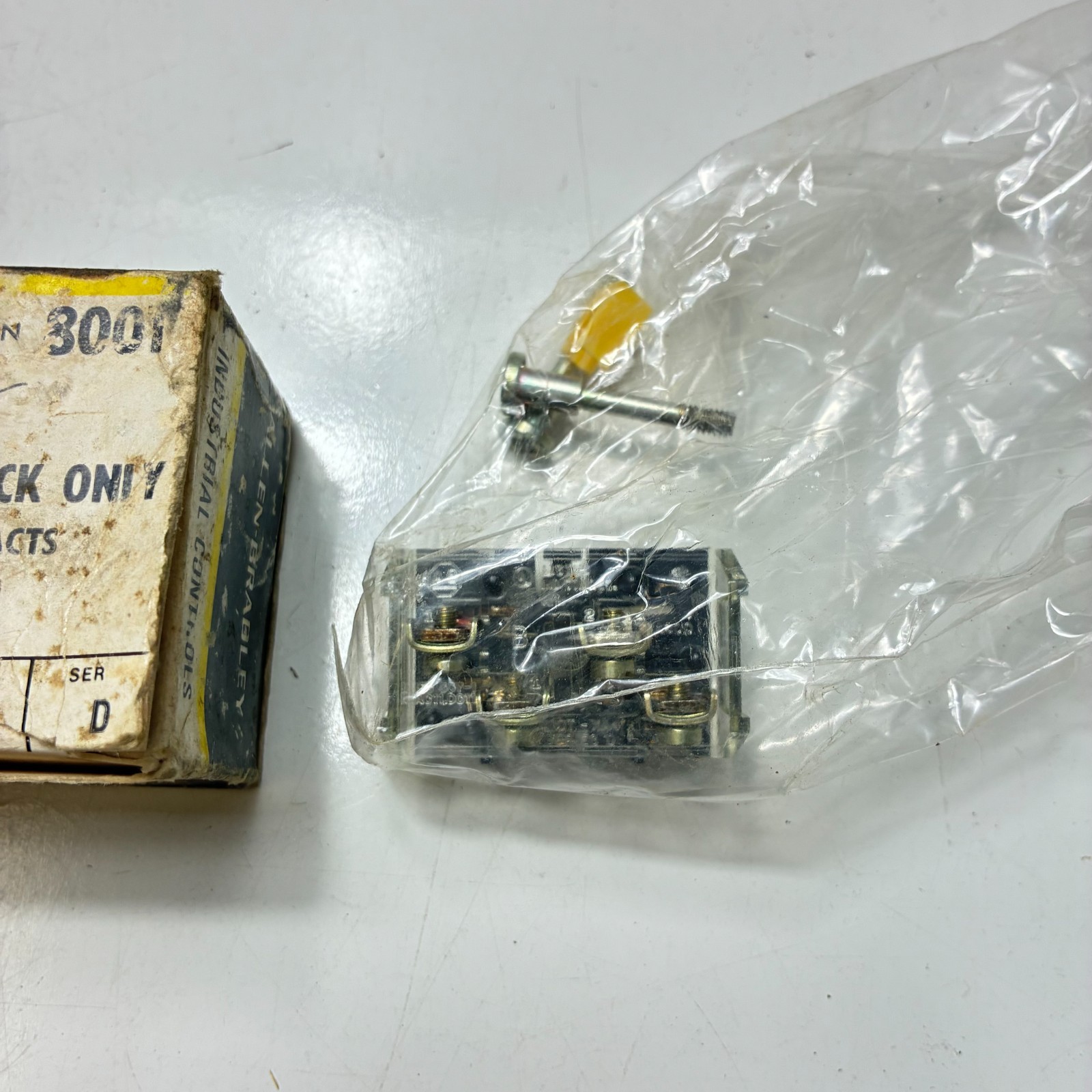ALLEN BRADLEY 800T-XA4 CONTACT BLOCK SHALLOW 2NC SER. D
