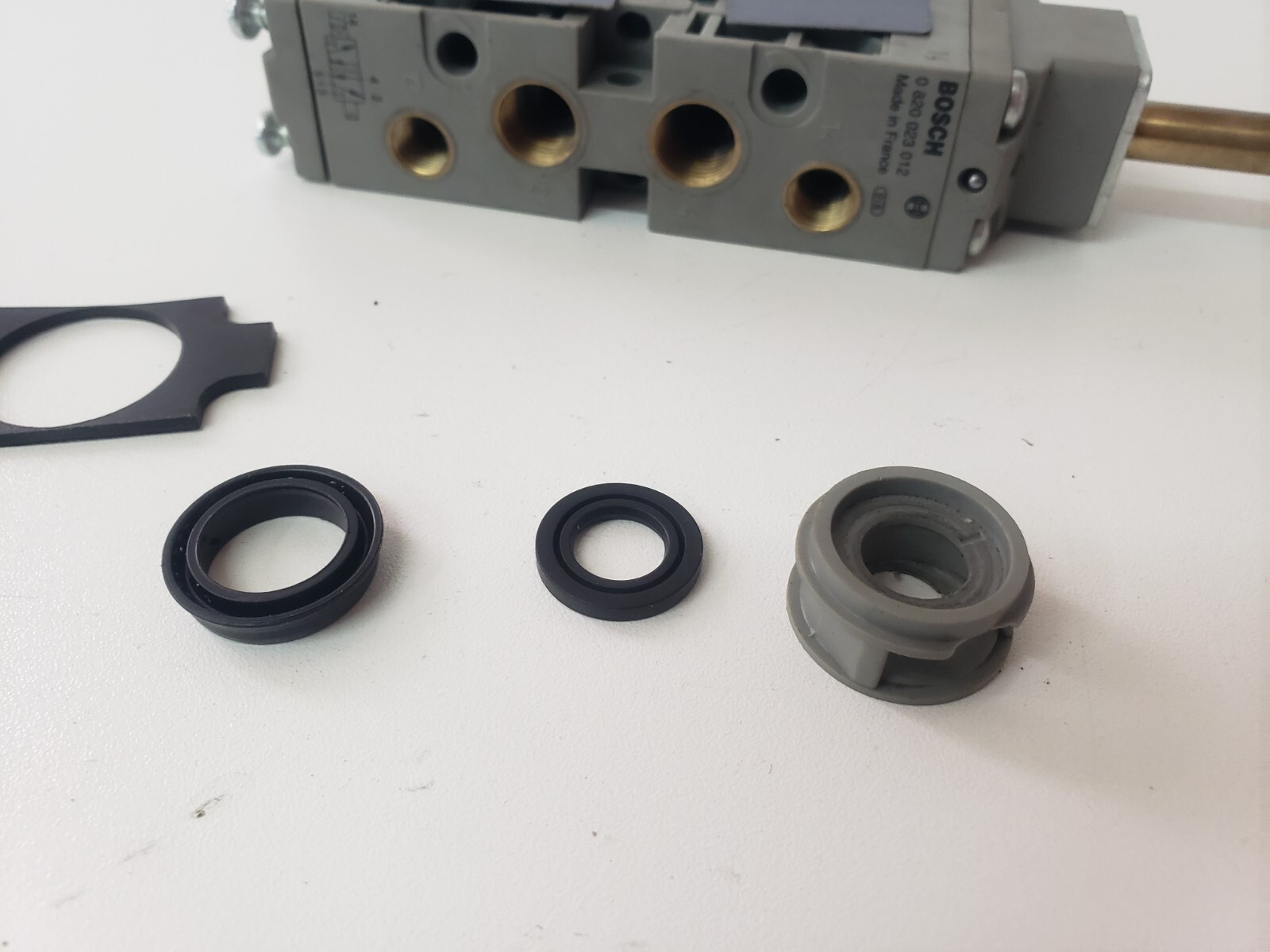 Bosch 0 820 023 012 Solenoid Valve 0820023012