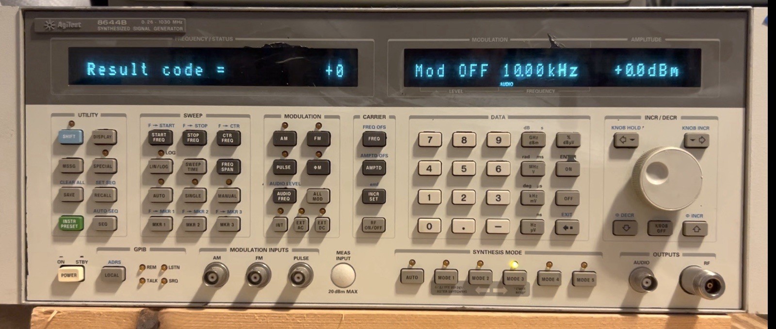 Agilent HP 8644B Signal Generator 260 kHz to 1030 MHz options 001 and 005