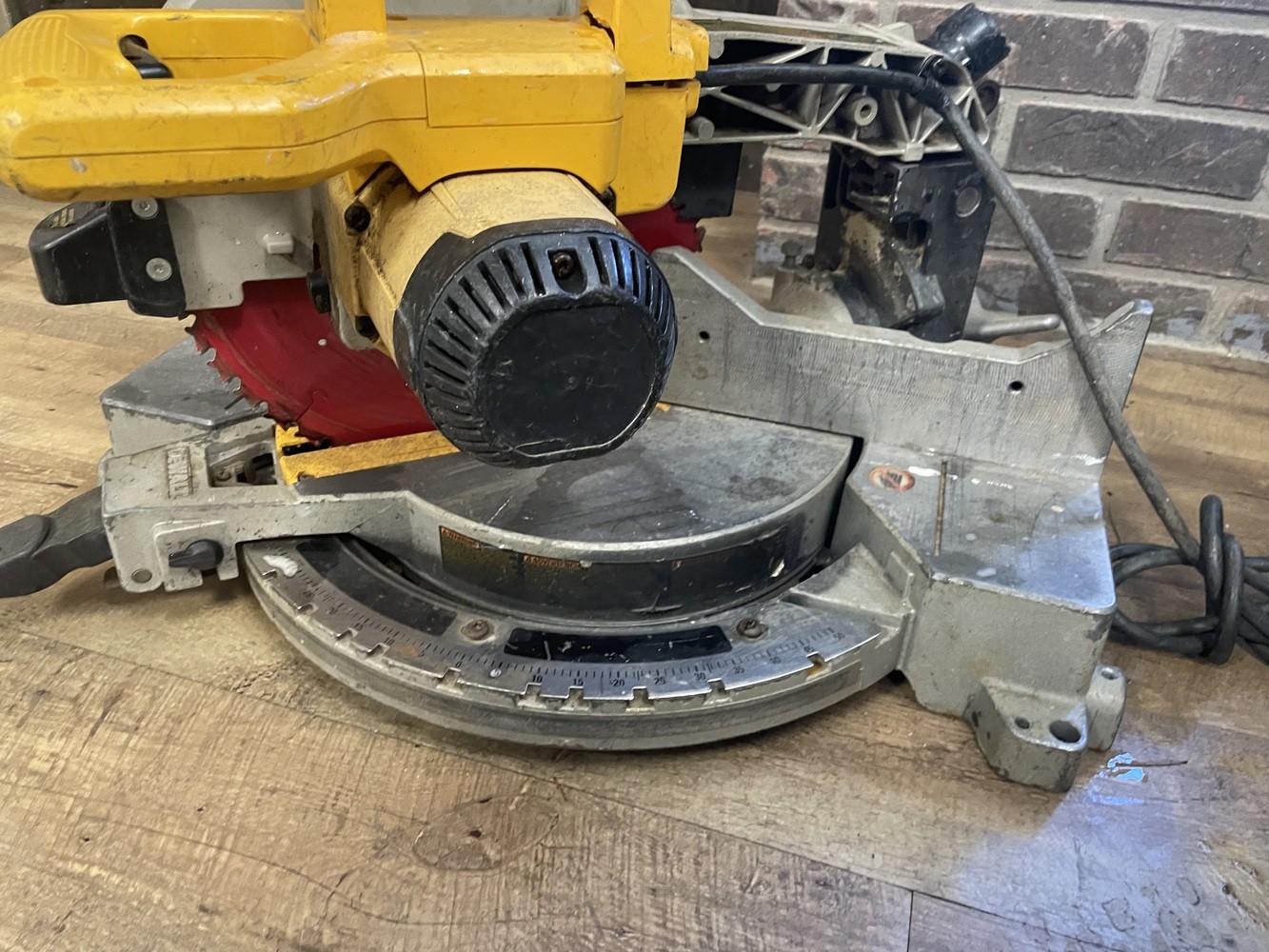 Dewalt Mitre Saw dw715 – PPSKN (323847)