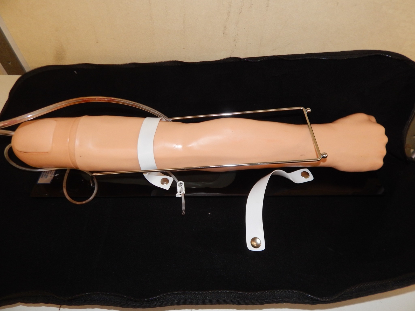 ^^ GAUMARD RIGHT HANDED TRAINING ARM / MANIKIN- HALLOWEEN PROP (QBE61)