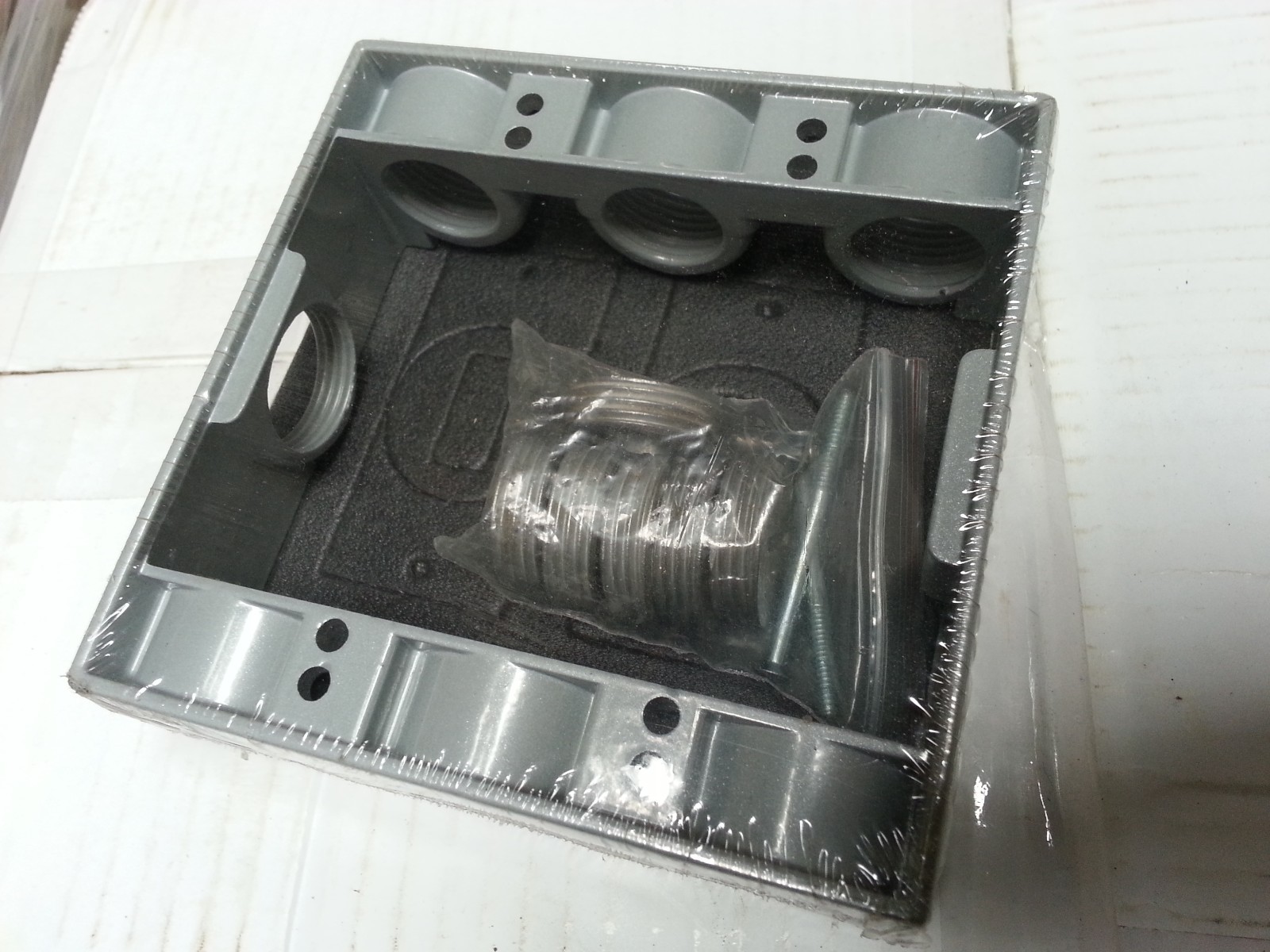 Weatherproof 2-Gang Metal Extension Box Ring 8 Eight 3/4″ Holes GRAY Outdoor