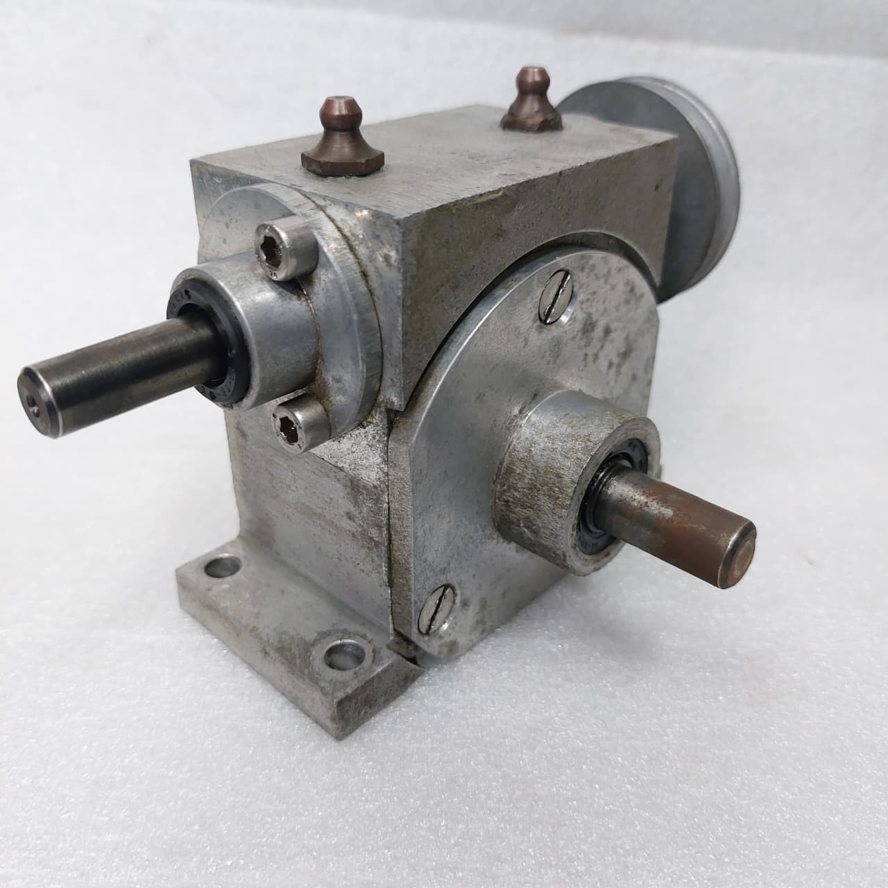 GEAR BOX (SPEED REDUCER) GEAR RATIO 17/1 .. IN SHAFT SIZE 10. MM OUTPUT 12.MM