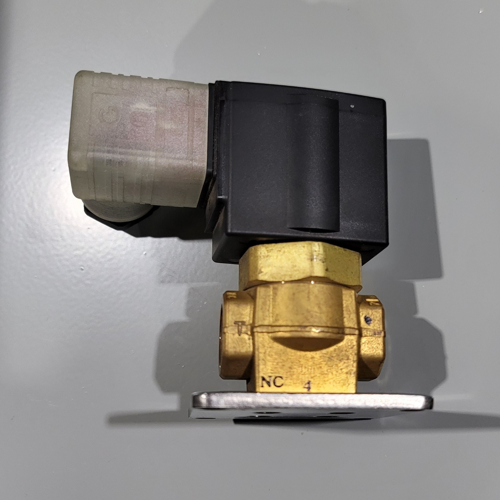 SMC VX3240-03N-5DZ1-B Solenoid Valve 0.3 MPa Air/Water, 1/4″ NPT, 24v DC Coil